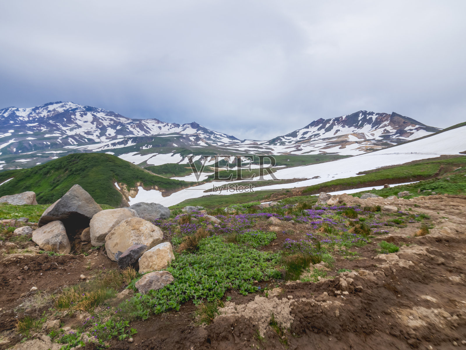 多云的火山和山间草甸风景优美。俄罗斯堪察加半岛。照片摄影图片