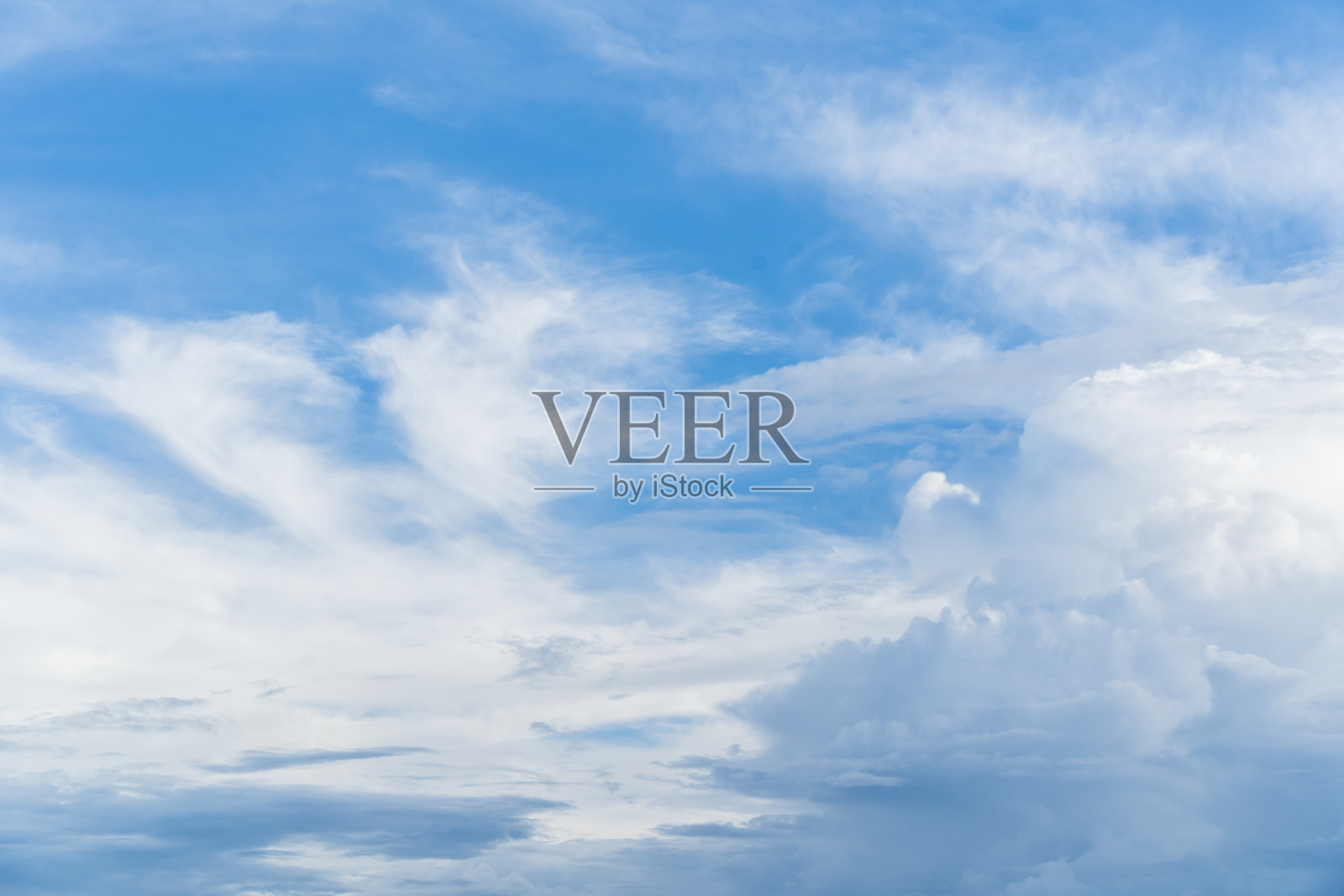 夏天的蓝天白云背景在早晨。美清澈多云在阳光下平静明亮的冬天空气清新蓝天白云背景。照片摄影图片