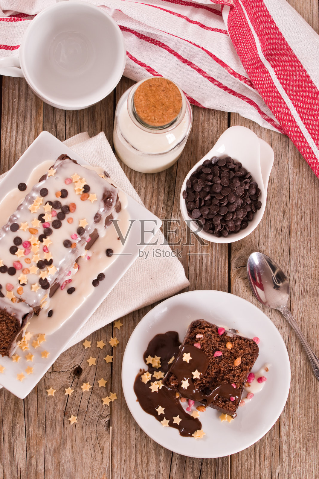 有白糖和糖霜的海绵蛋糕。照片摄影图片