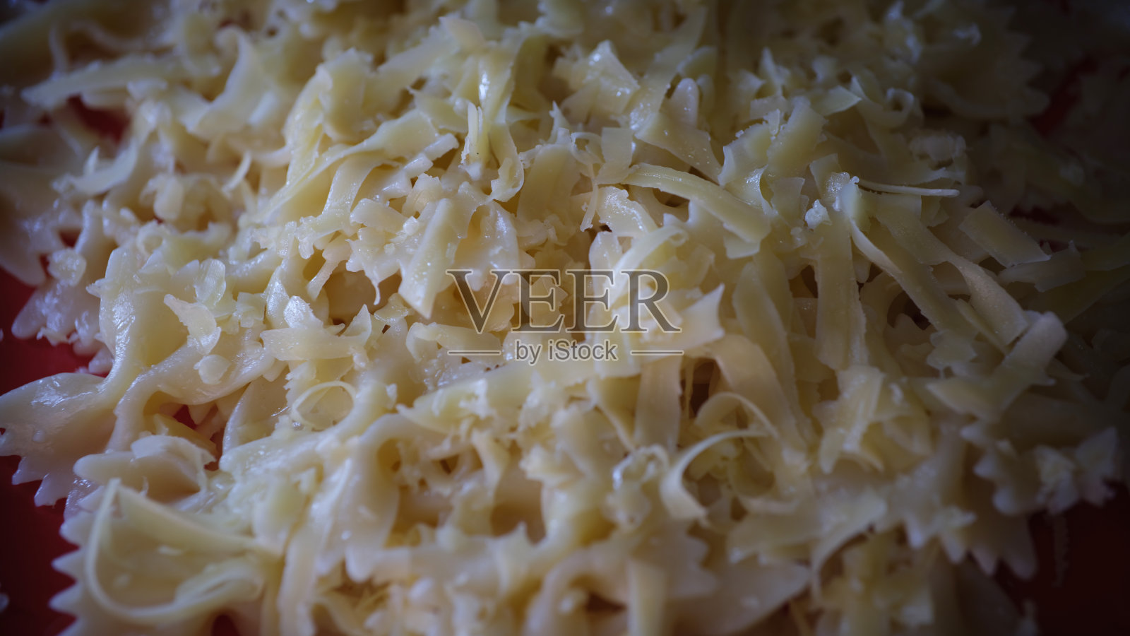 美味的传统意大利farfalle意大利面配芝士酱照片摄影图片