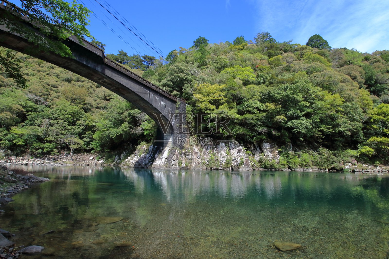 春天抬头看堀尾桥(高知县北川村)照片摄影图片