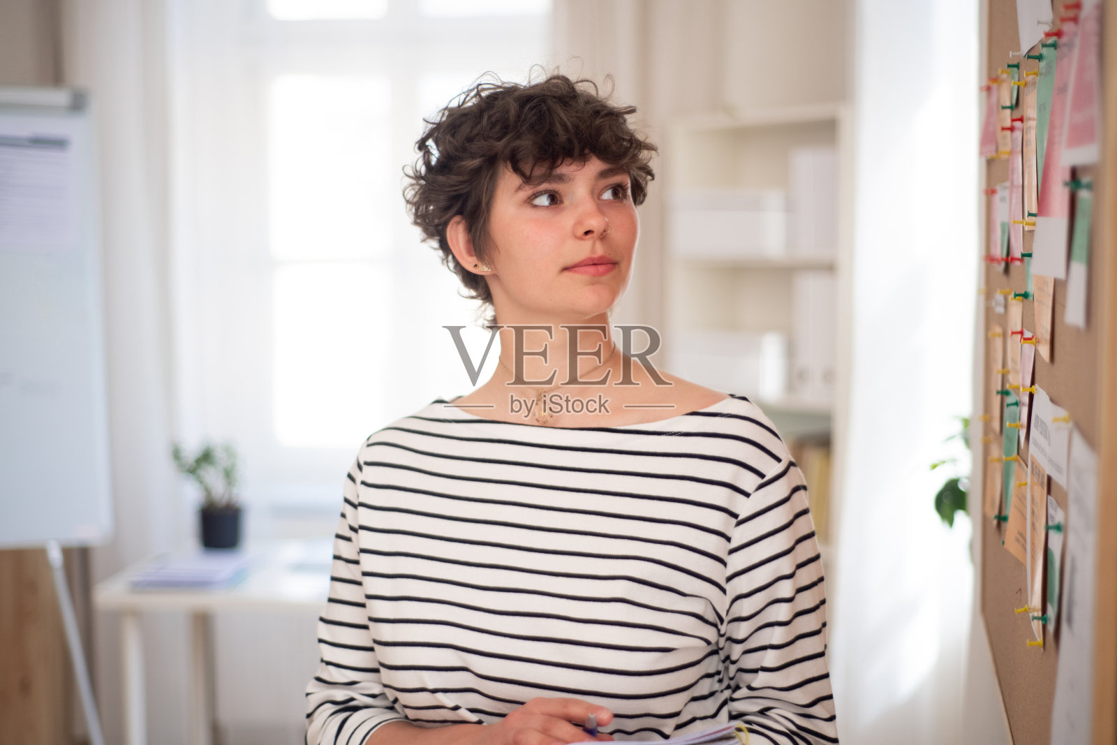 幸福的年轻女学生站在就业告示牌前的肖像。照片摄影图片