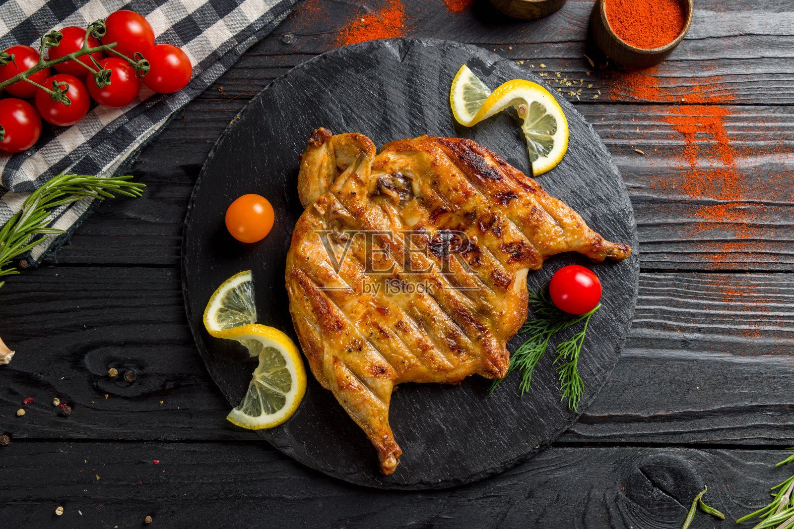 炸鸡烟草在黑色的石头盘子在黑色的桌子上俯瞰照片摄影图片