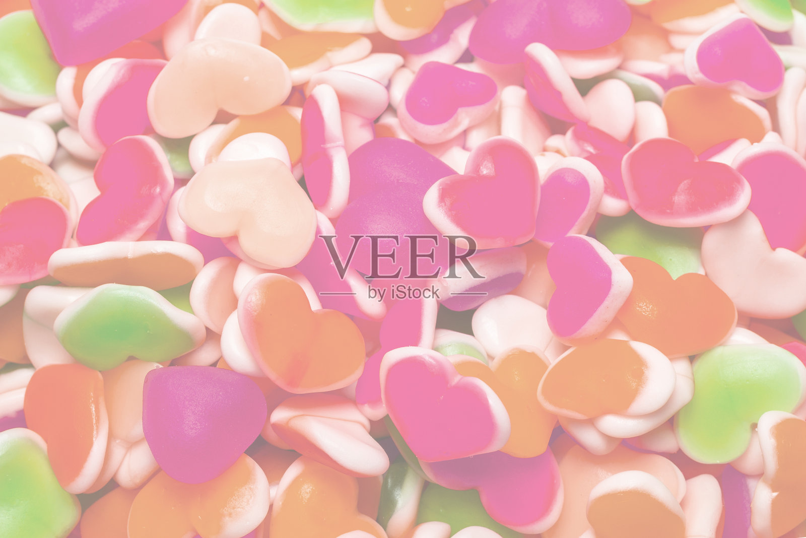 多汁的彩色果冻糖果。粘性糖果。的心。照片摄影图片