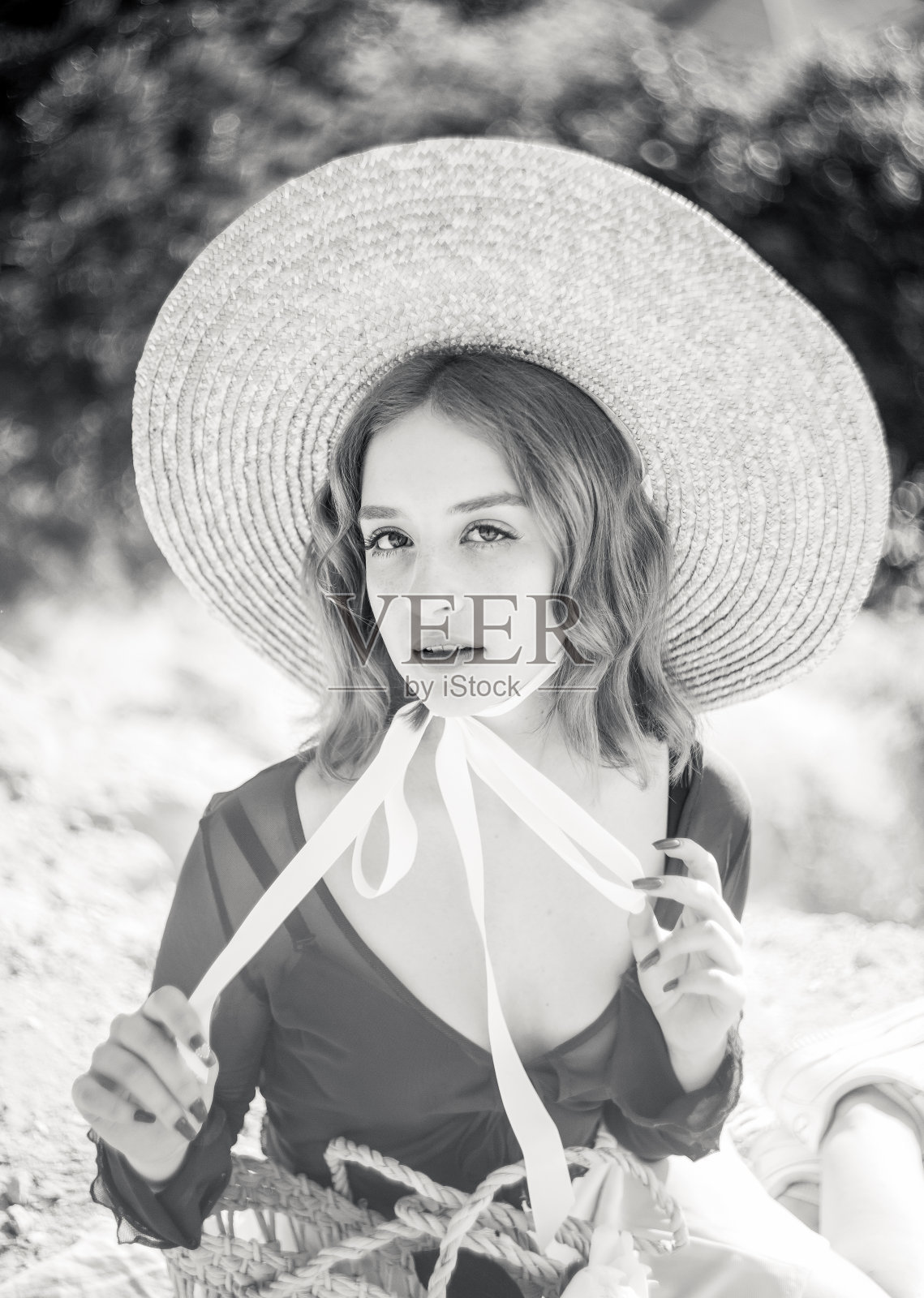 时尚女孩的黑白肖像摆在城市的背景。照片摄影图片