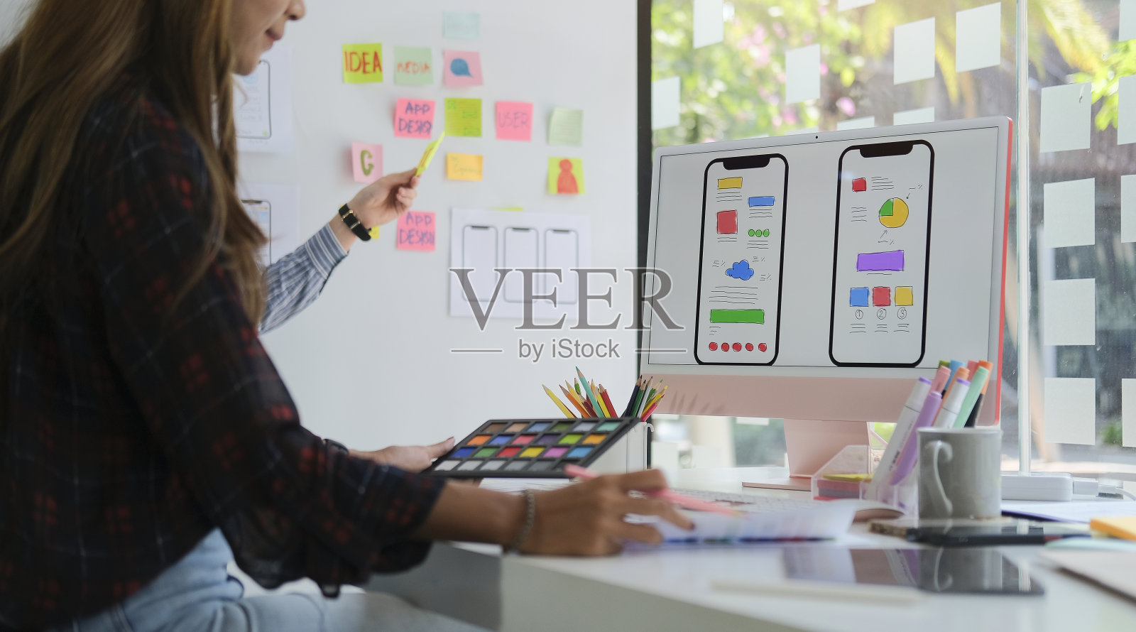 两个网页设计师一起工作，为网站和应用程序设计用户界面。照片摄影图片