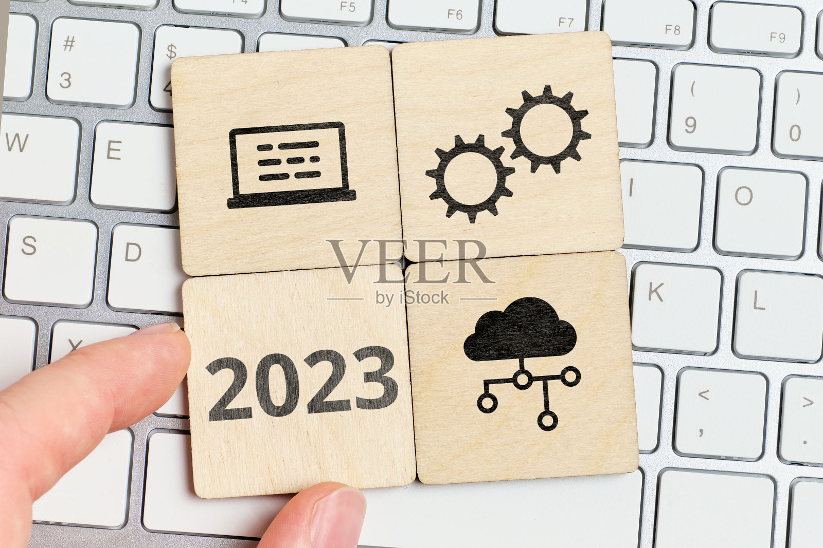 2023年新年概念。用键盘在木块上编程图标照片摄影图片