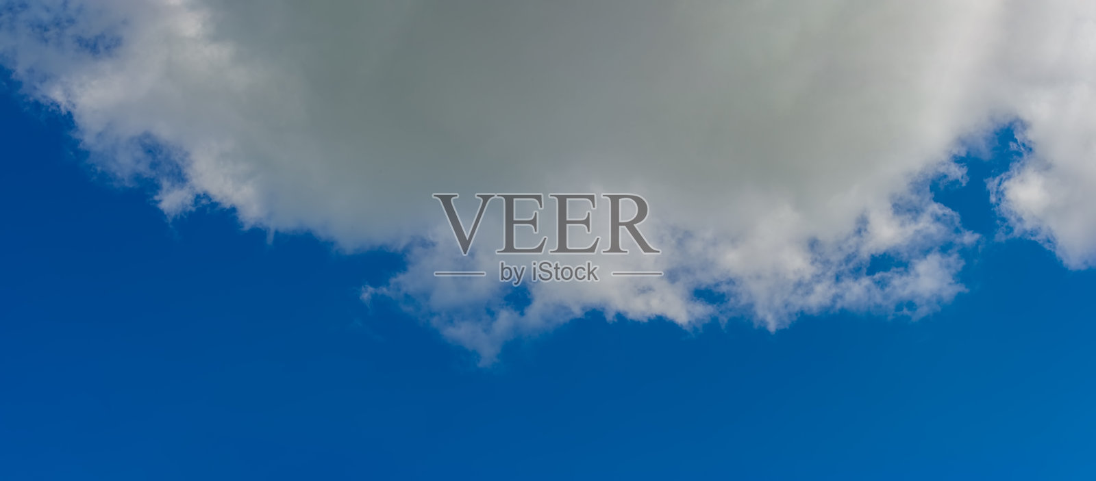 阴影部分的云和蓝天。照片摄影图片