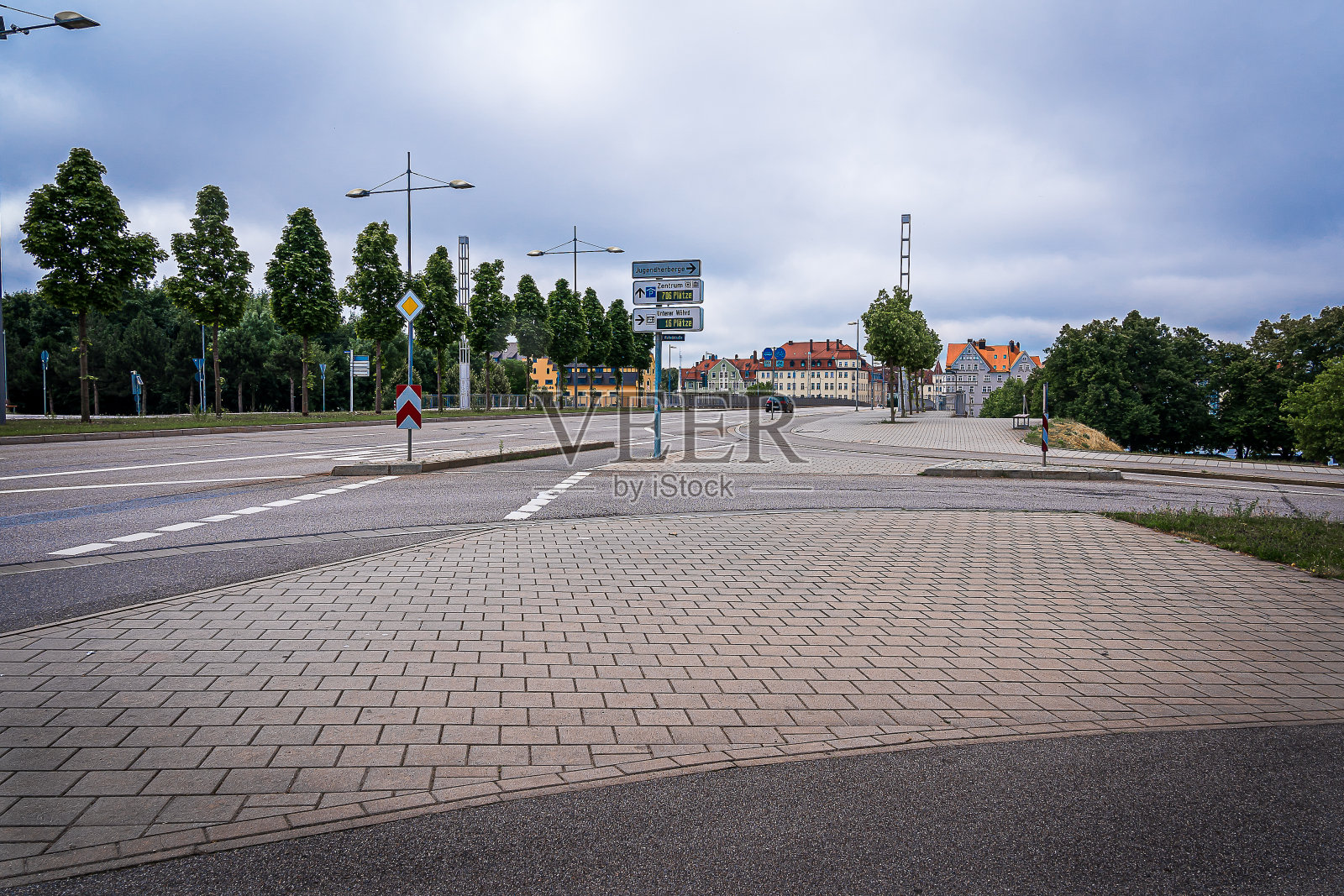 巴伐利亚雷根斯堡的一个空旷的十字路口照片摄影图片