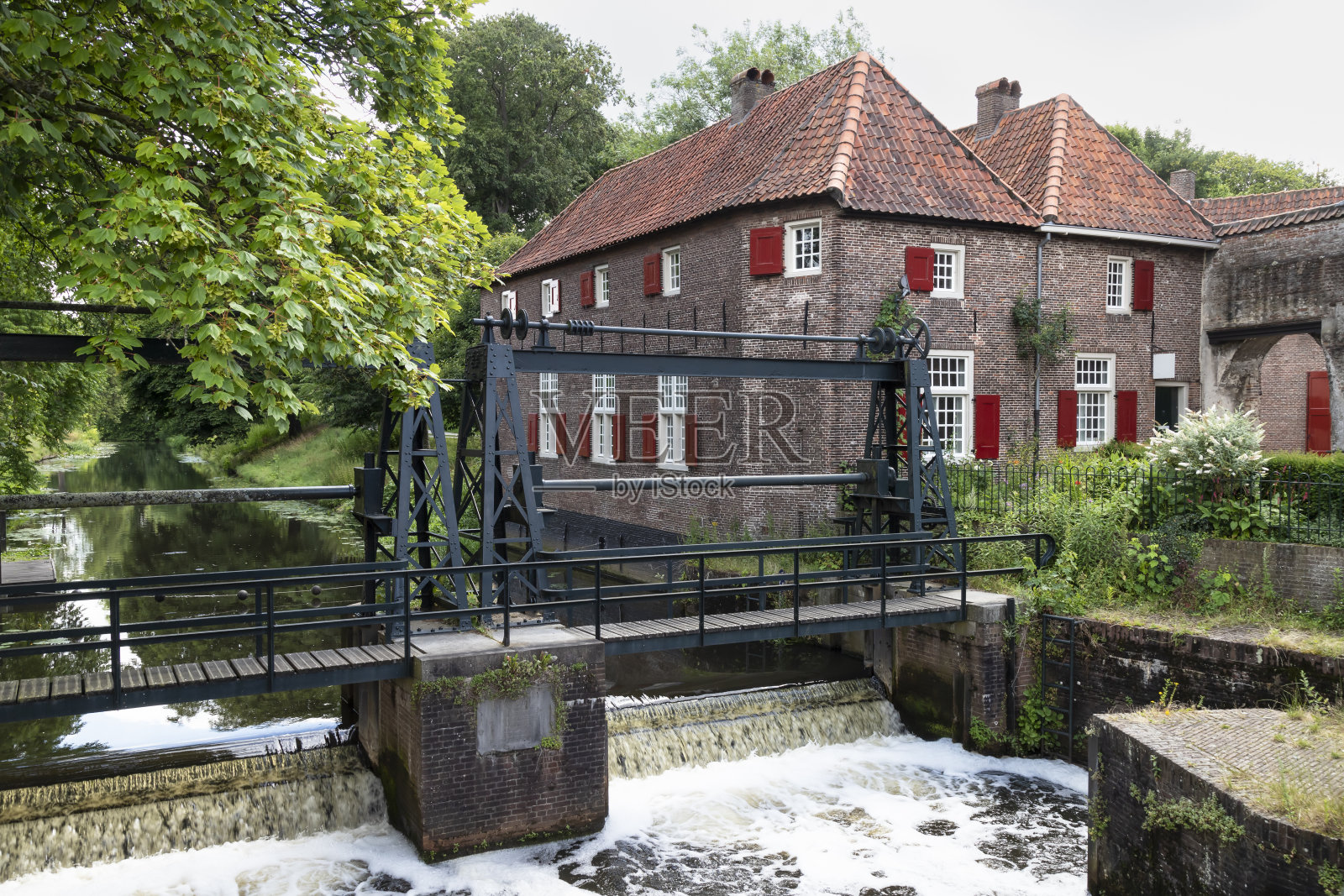 历史名城阿默斯福特中心的双石堰或滑动堰。照片摄影图片