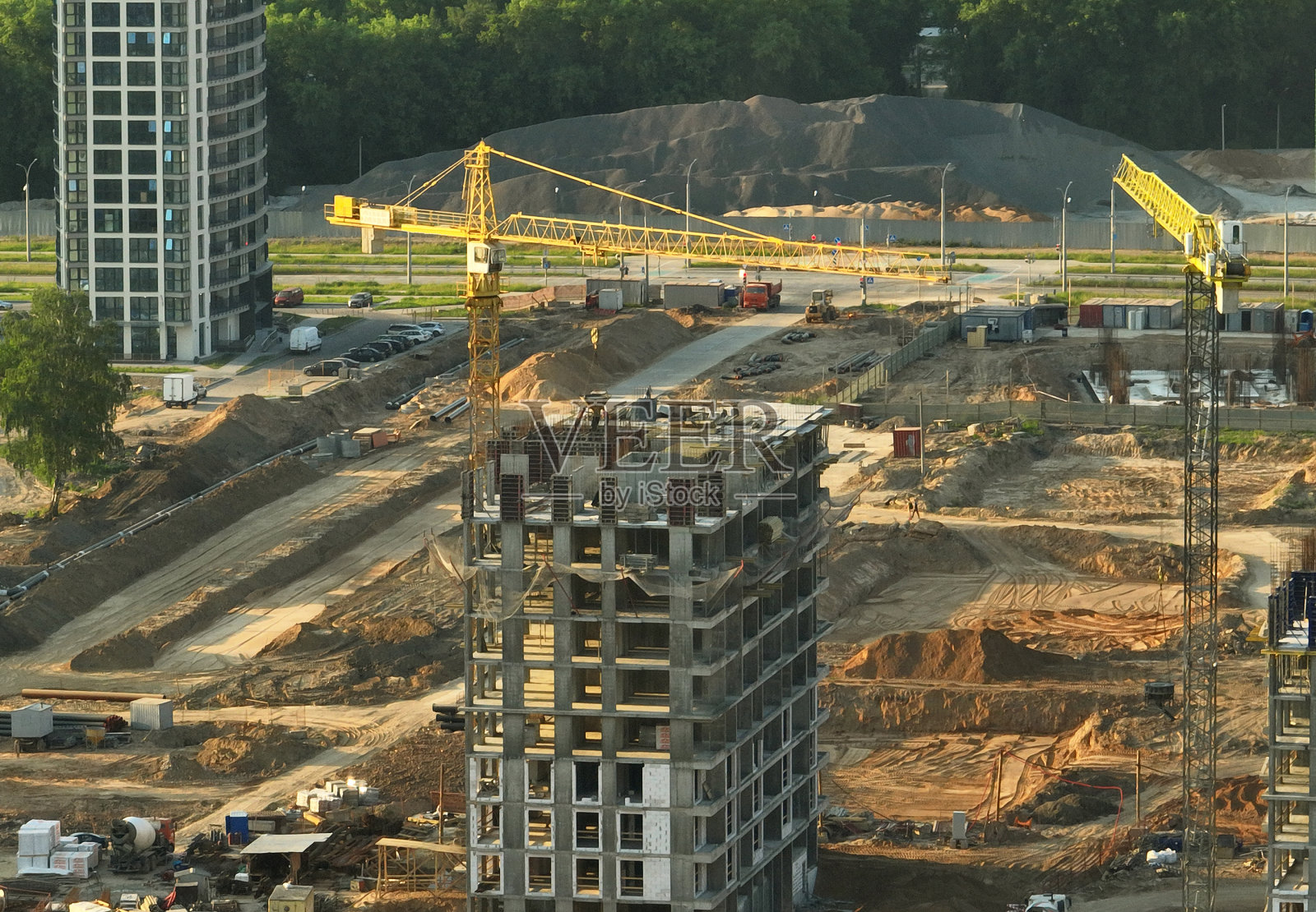 建筑施工现场有塔吊。照片摄影图片