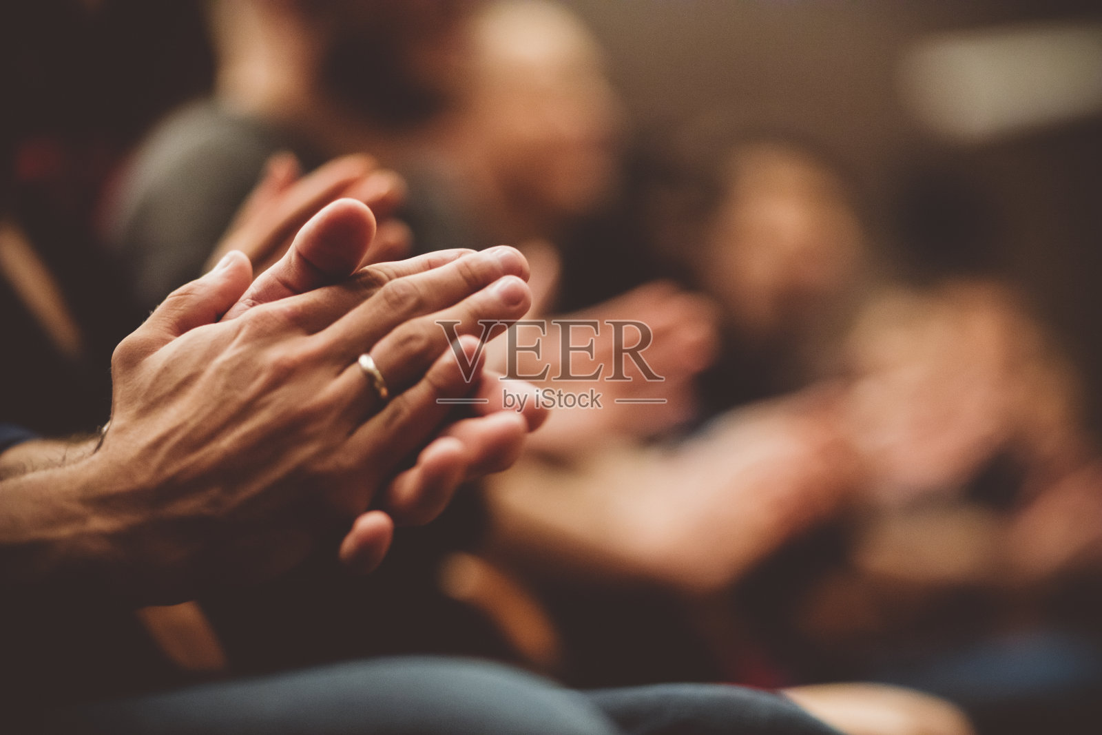 人们在剧院里鼓掌照片摄影图片