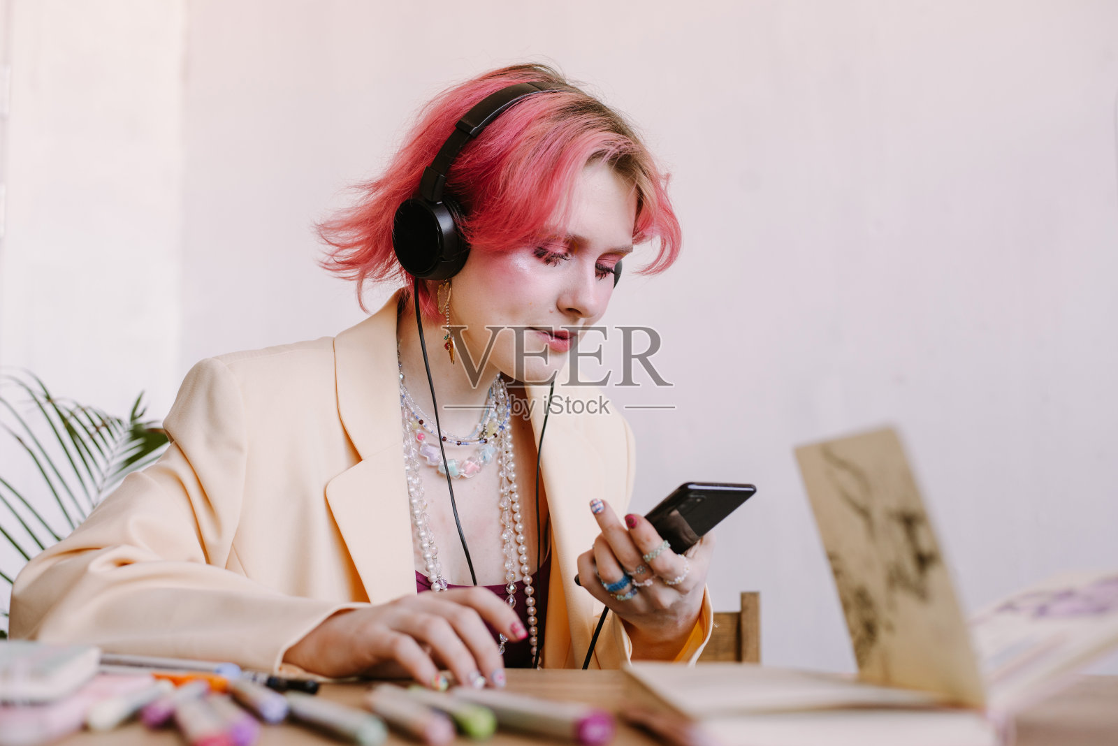 美术设计师女孩红发写生，戴耳机，听音乐照片摄影图片