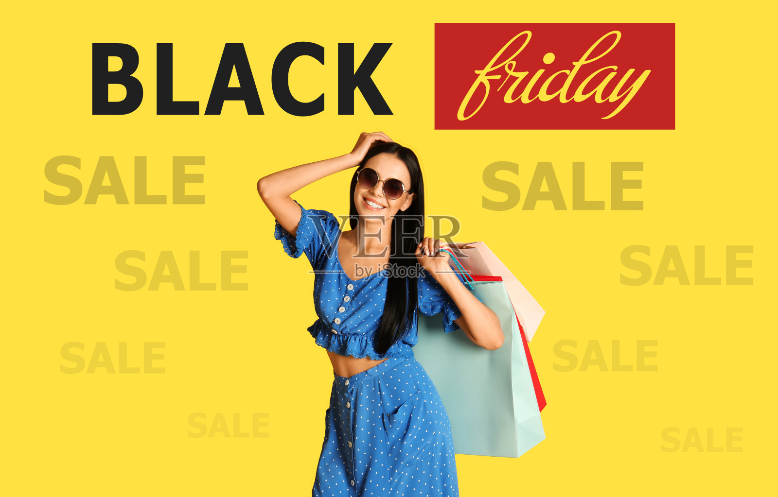 黑色星期五销售。漂亮的年轻女子与购物袋在黄色的背景照片摄影图片
