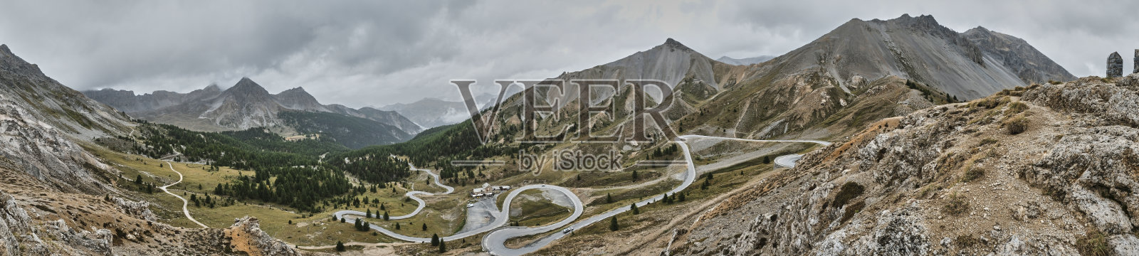 环法自行车赛赛段，伊佐德山口弯弯曲曲的道路照片摄影图片