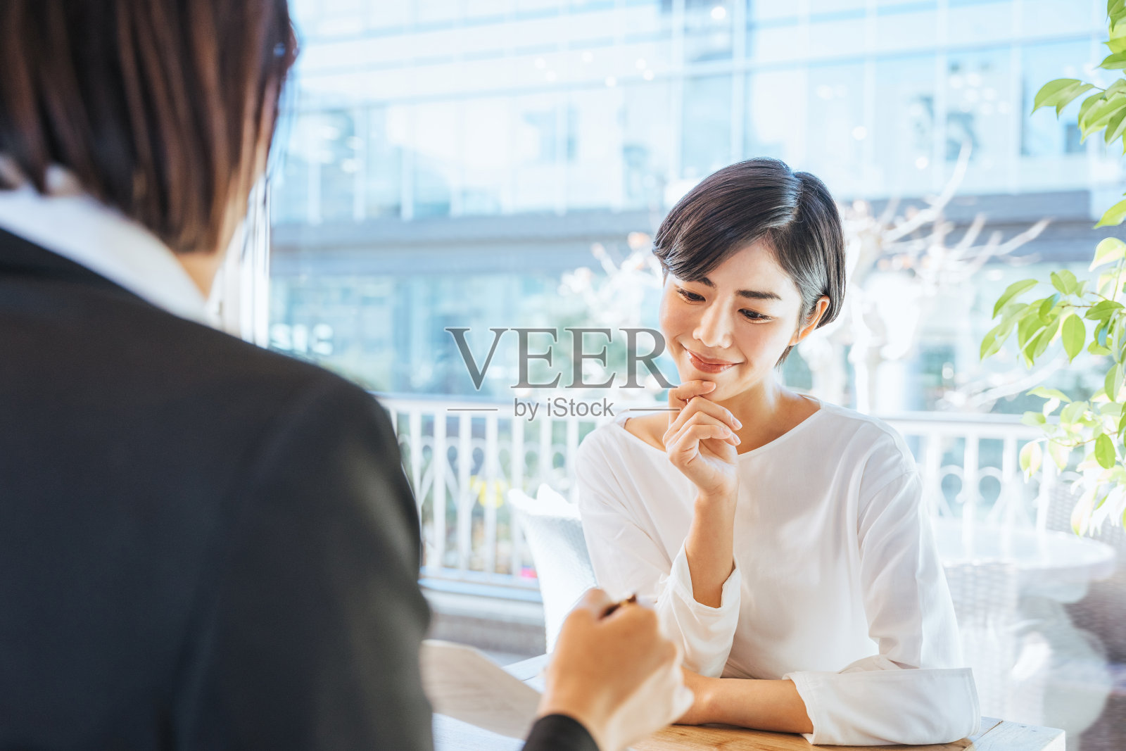 女人在听解释(提案、商务会谈、客户)照片摄影图片