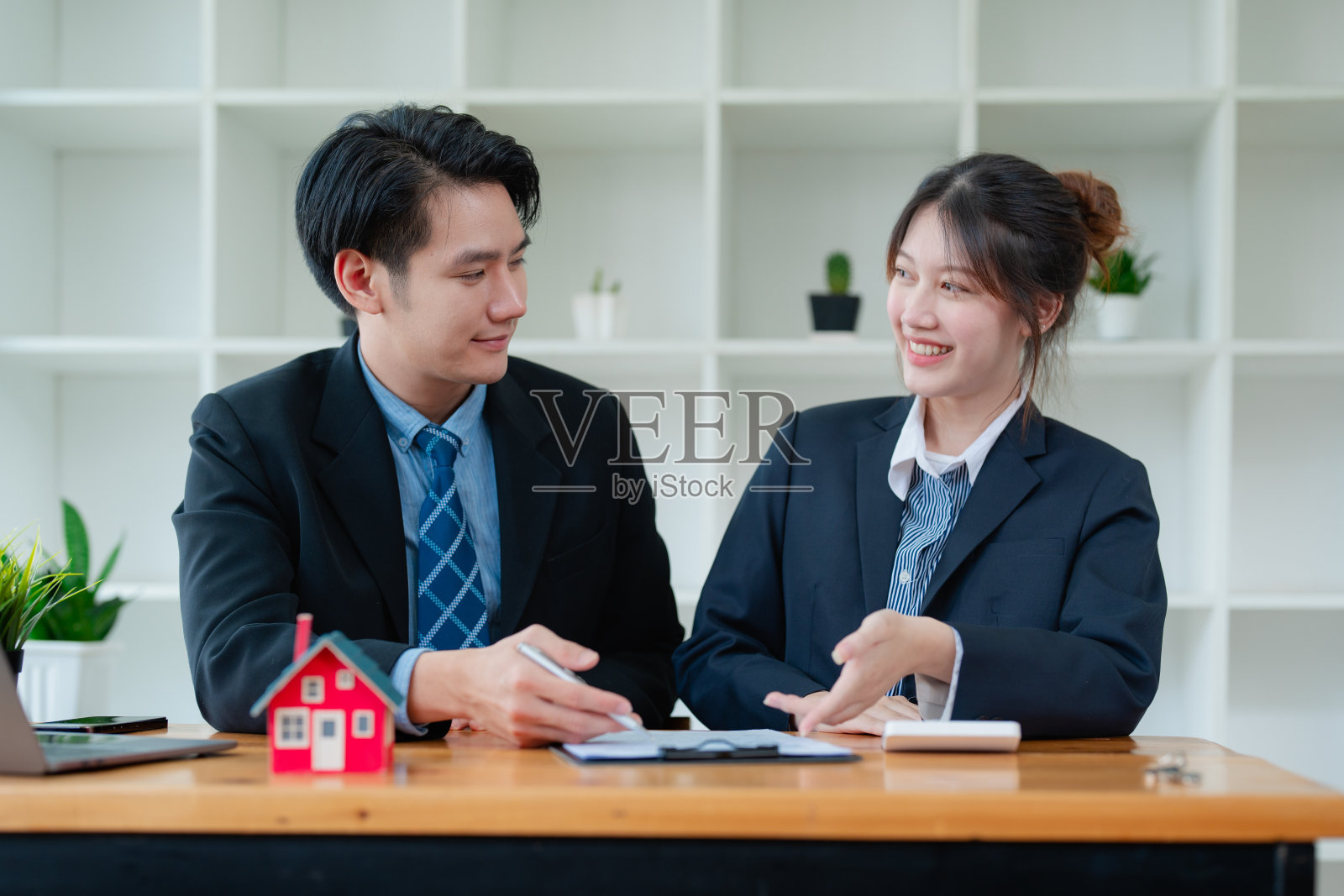 担保、抵押、签约、贷款利息，房地产经纪人都是与客户签订购房协议和土地合同文件照片摄影图片