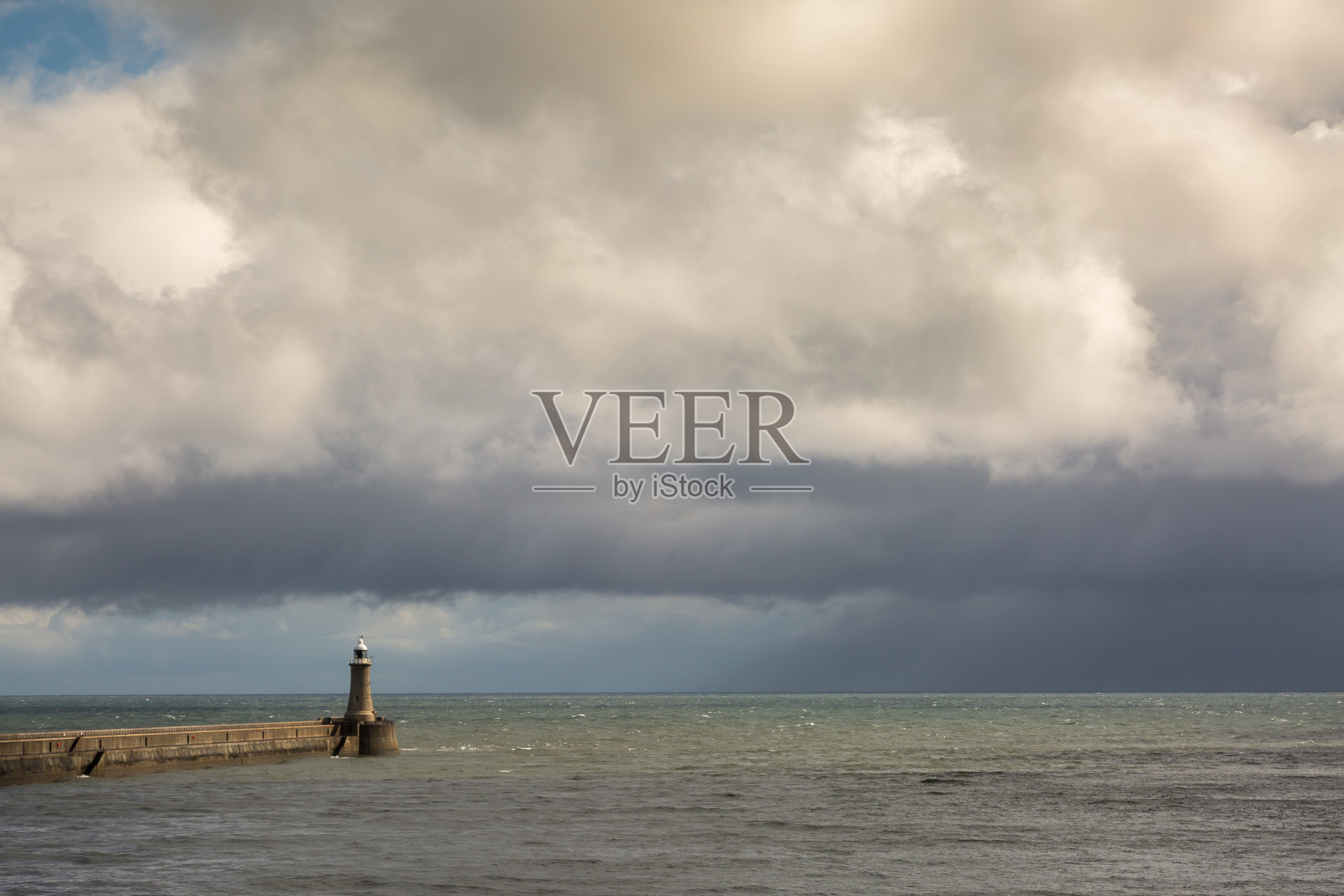 在阴天守护泰恩河口的泰恩茅斯码头和灯塔照片摄影图片