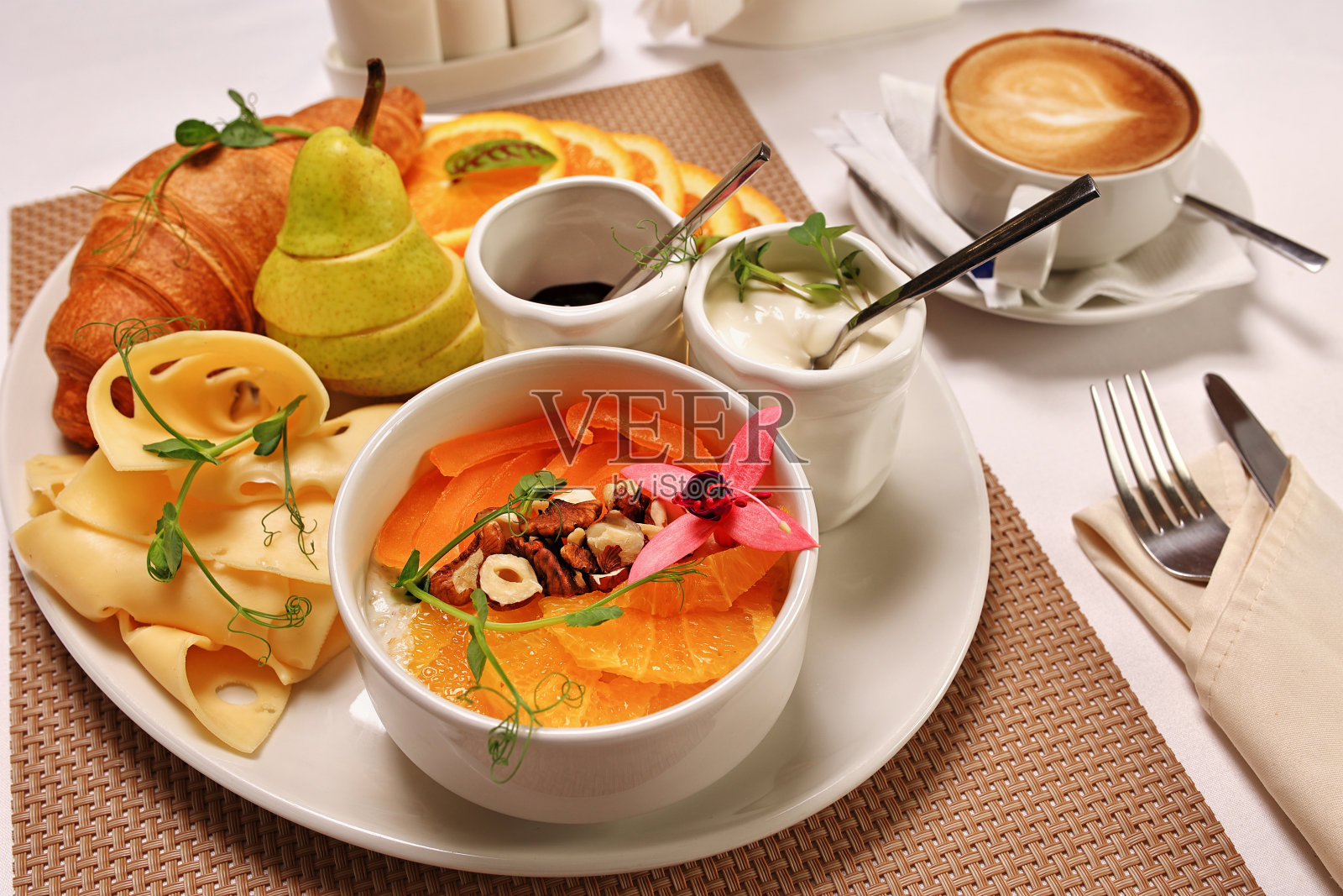 早餐服务的选择。丰盛的早餐配一杯咖啡照片摄影图片