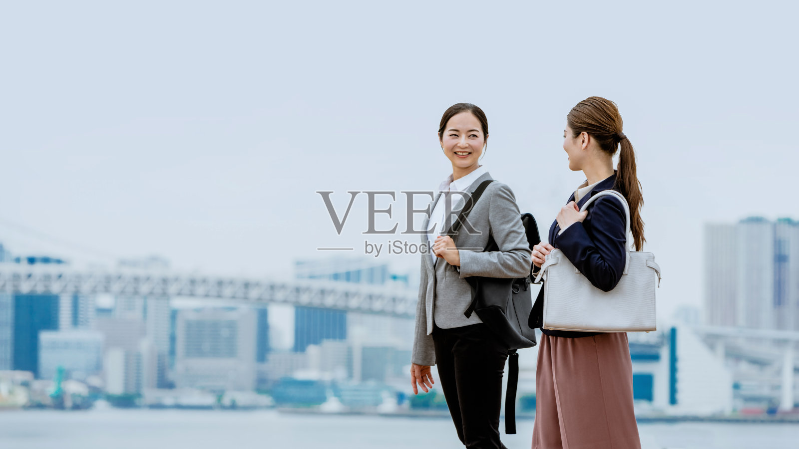 两个职业女性通勤(时间滞后通勤/成功)照片摄影图片