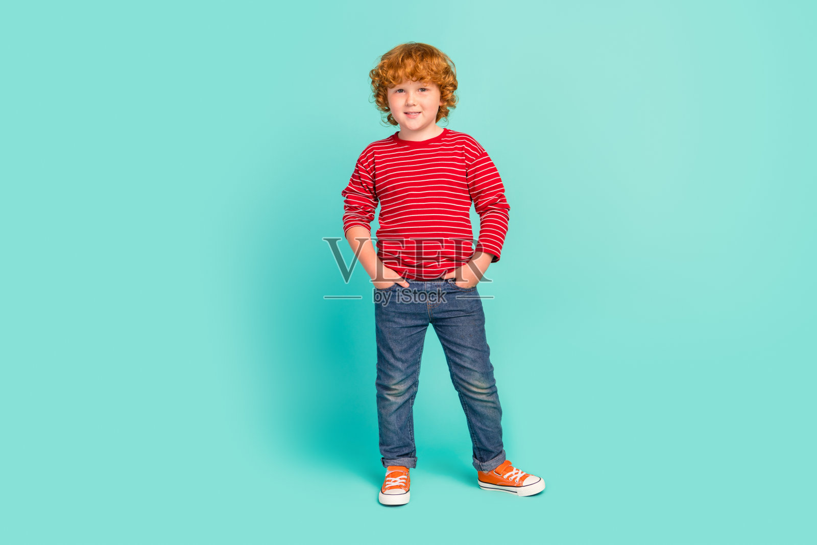 完整的照片可爱的小男孩站穿衬衫牛仔裤运动鞋孤立的蓝色背景照片摄影图片