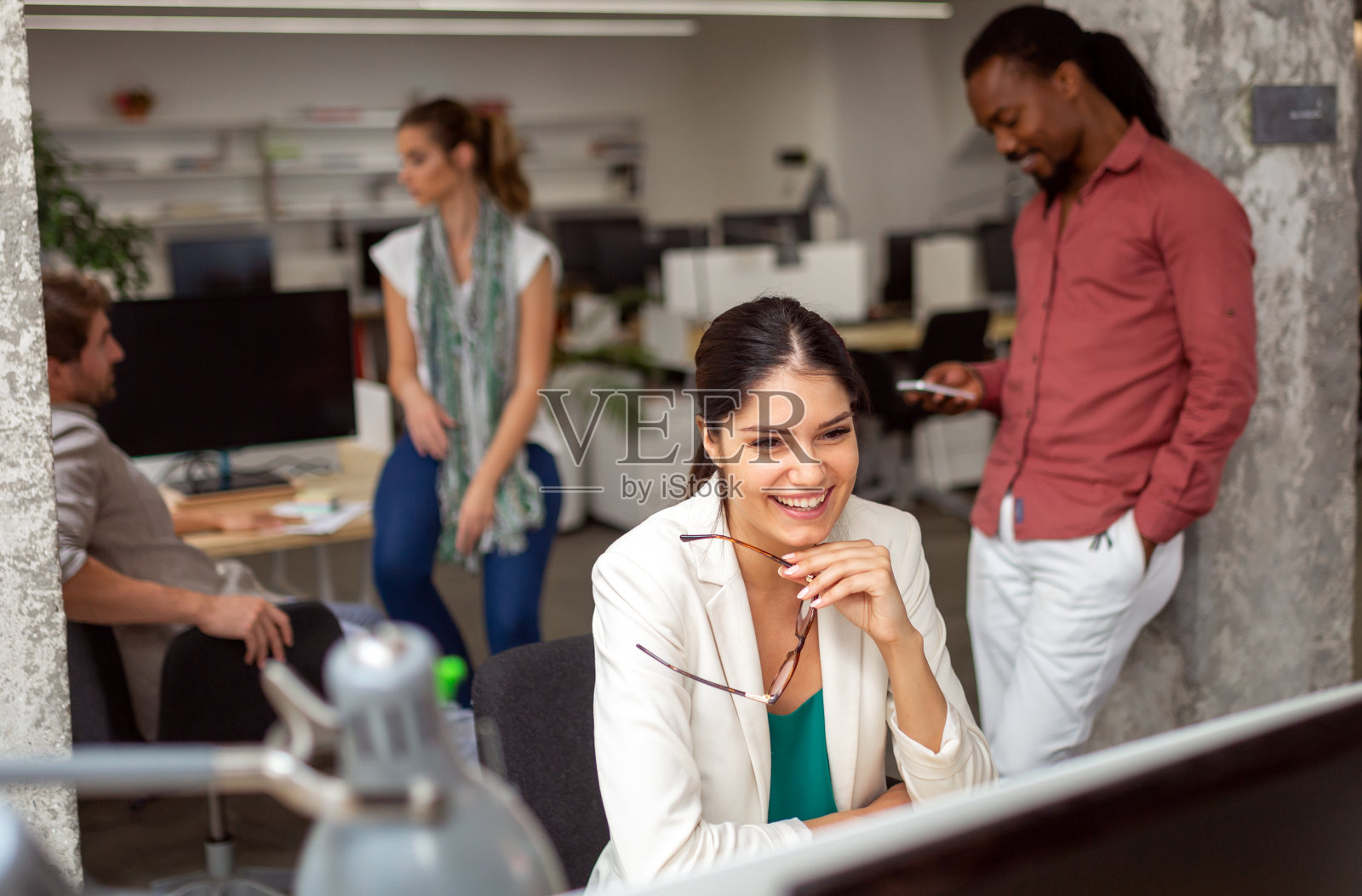 一群快乐的商业人士在办公室开会时作为一个团队工作。照片摄影图片