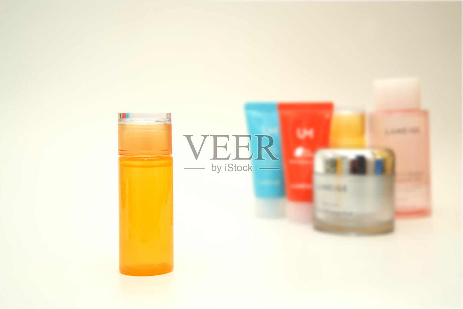 化妆品会在背景上模糊他人照片摄影图片