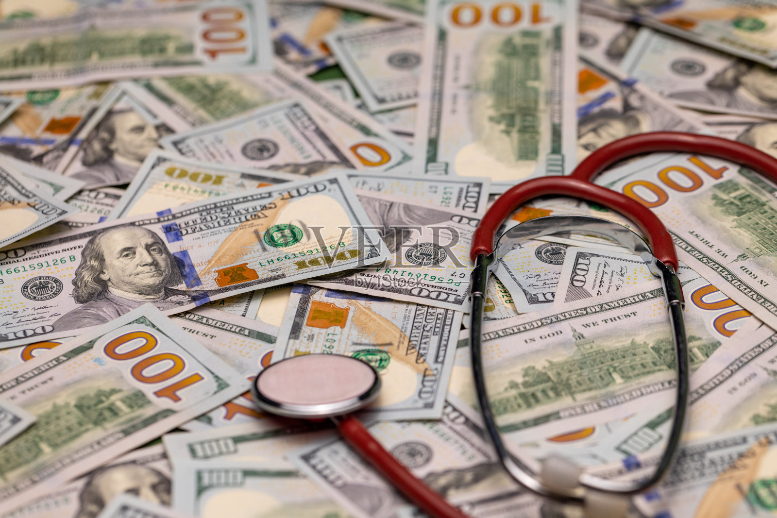 听诊器放在美元钞票上照片摄影图片