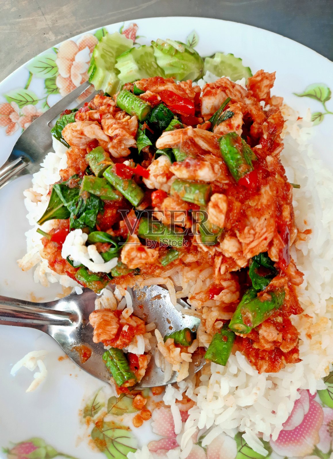 吃炒青豆炒猪肉米饭-曼谷街头的食物。照片摄影图片