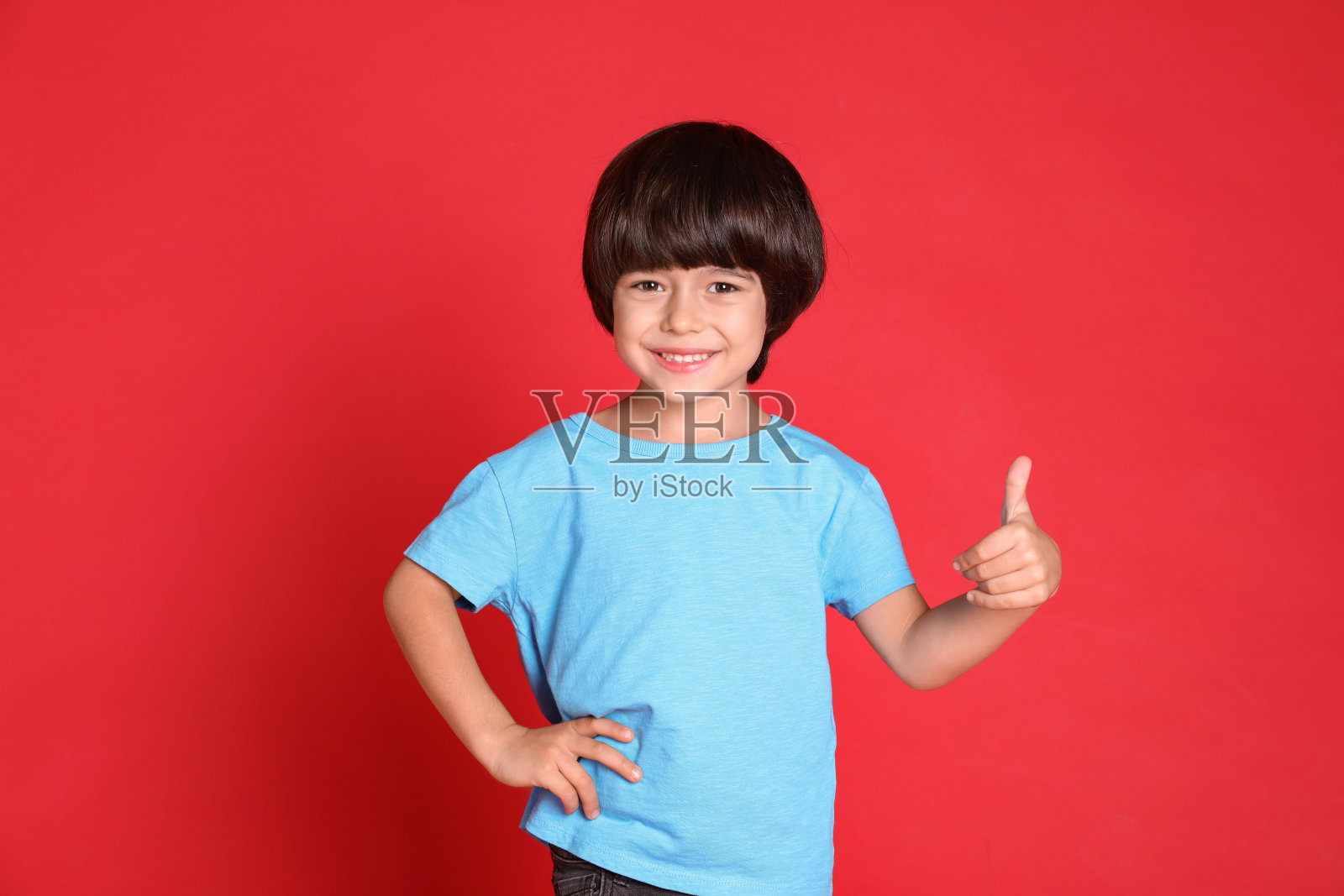 可爱的小男孩的肖像在红色的背景照片摄影图片