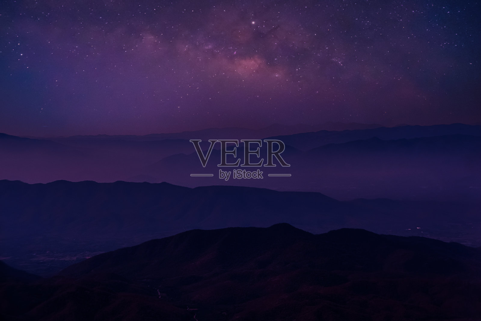 秋天夜晚的银河，照片摄影图片