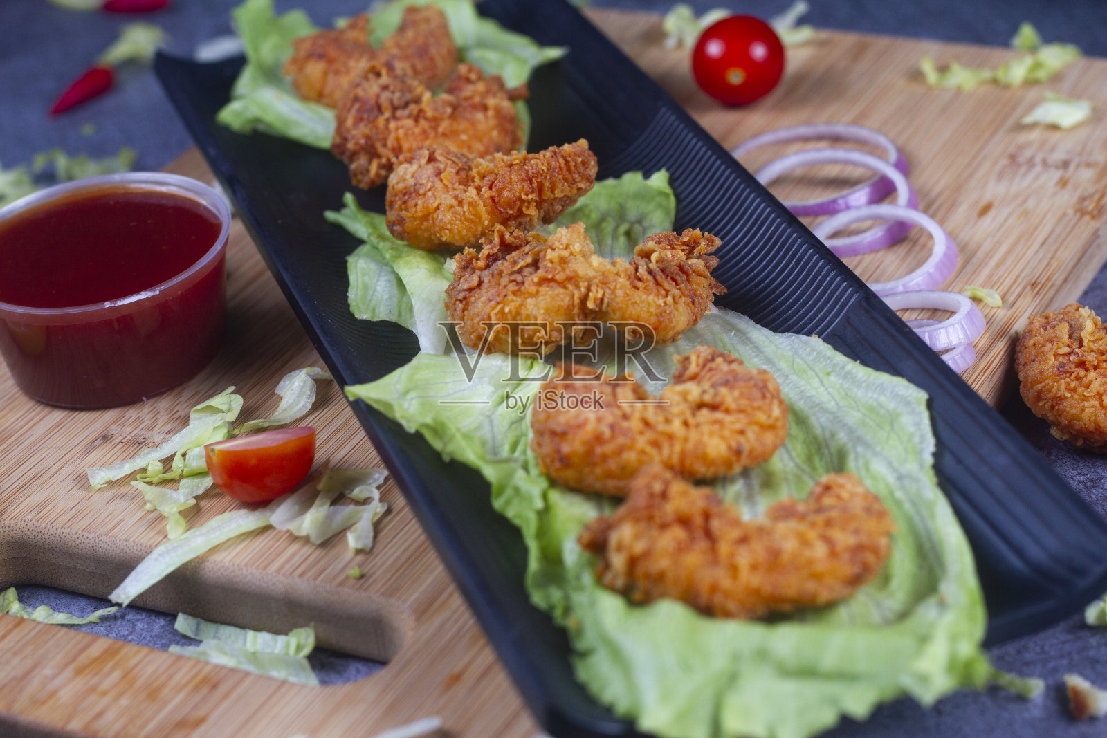 美味的油炸面包芝士虾在黑色盘子上的木桌。选择的重点。照片摄影图片