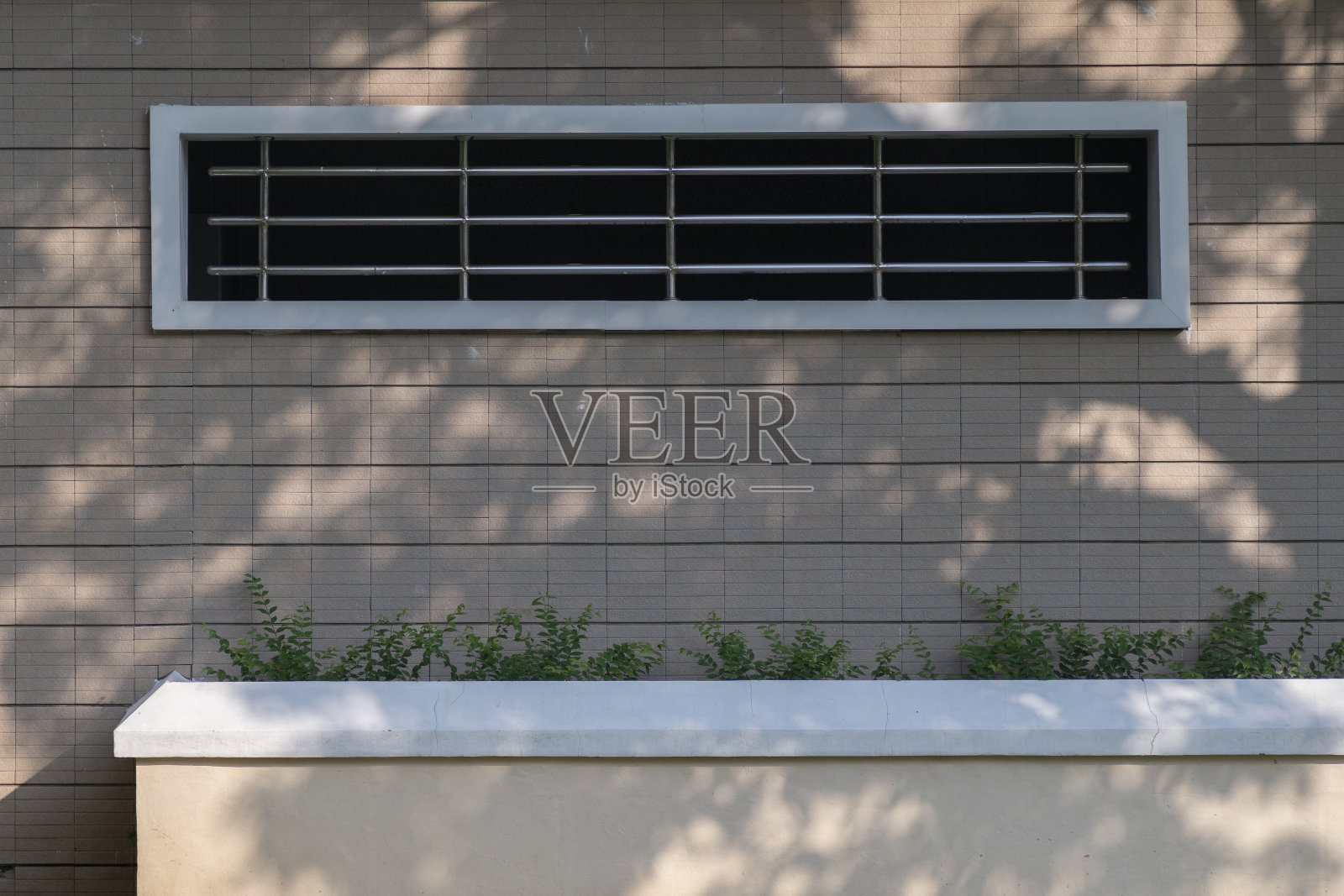 近距离的玻璃阻挡墙壁，让光线进入建筑内部。照片摄影图片