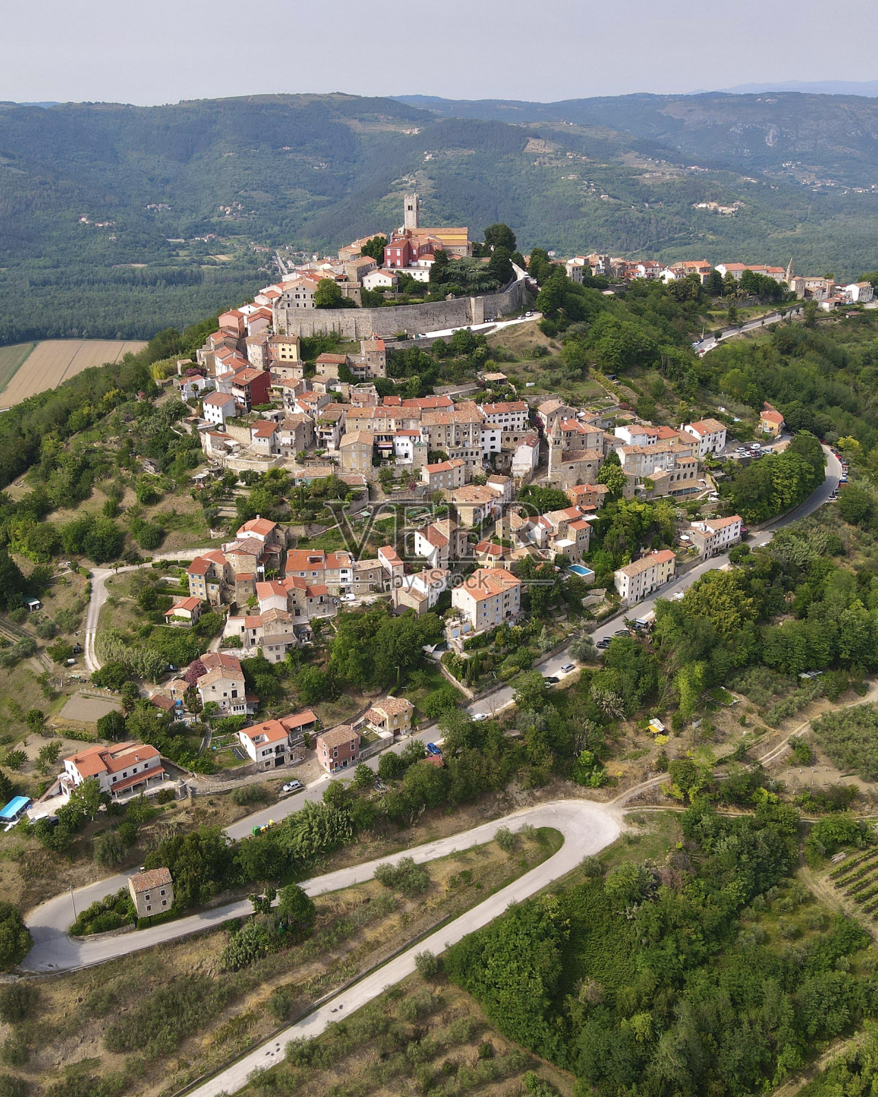 克罗地亚Motovun的无人机拍摄照片摄影图片