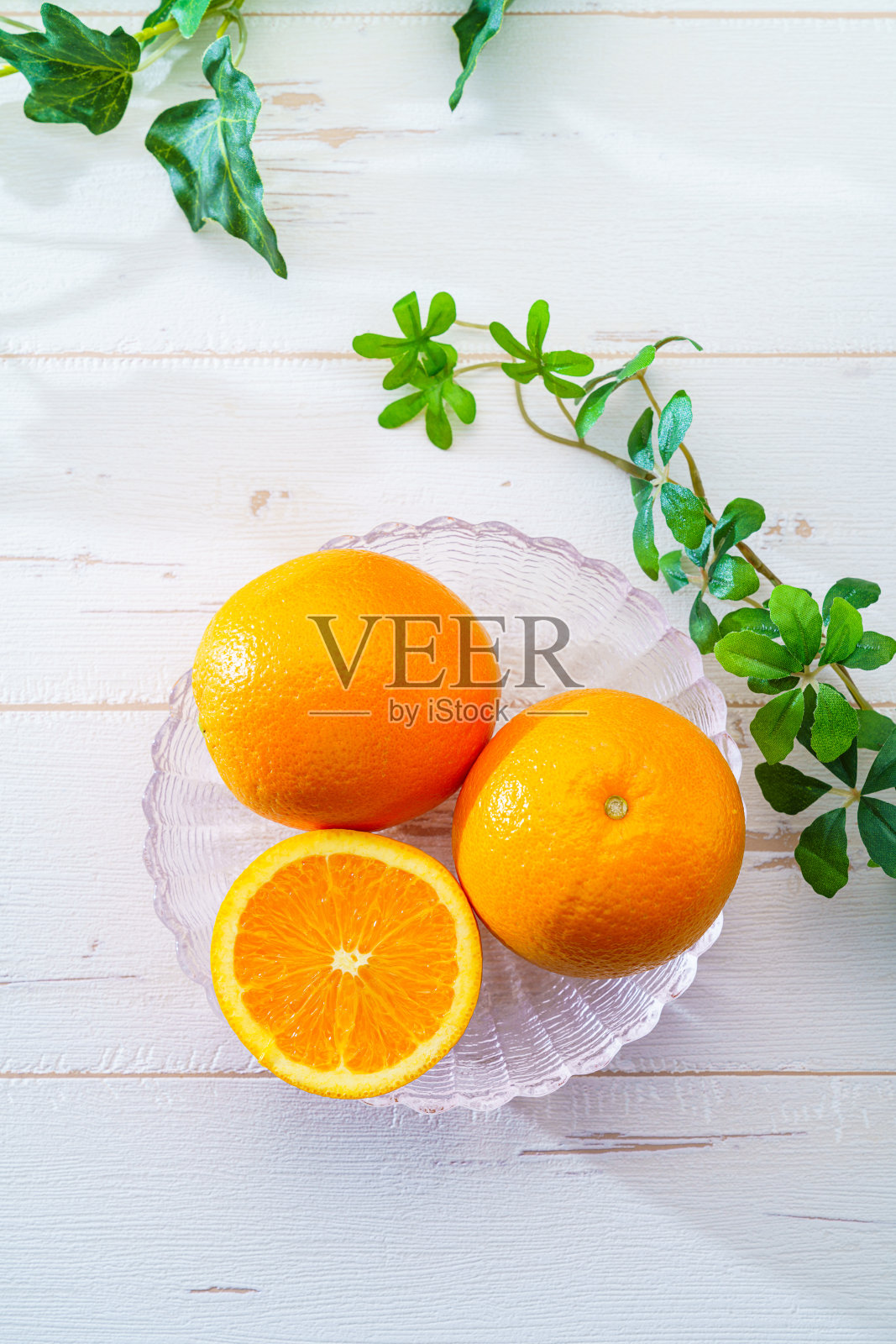 新鲜的脐橙放在木桌上照片摄影图片