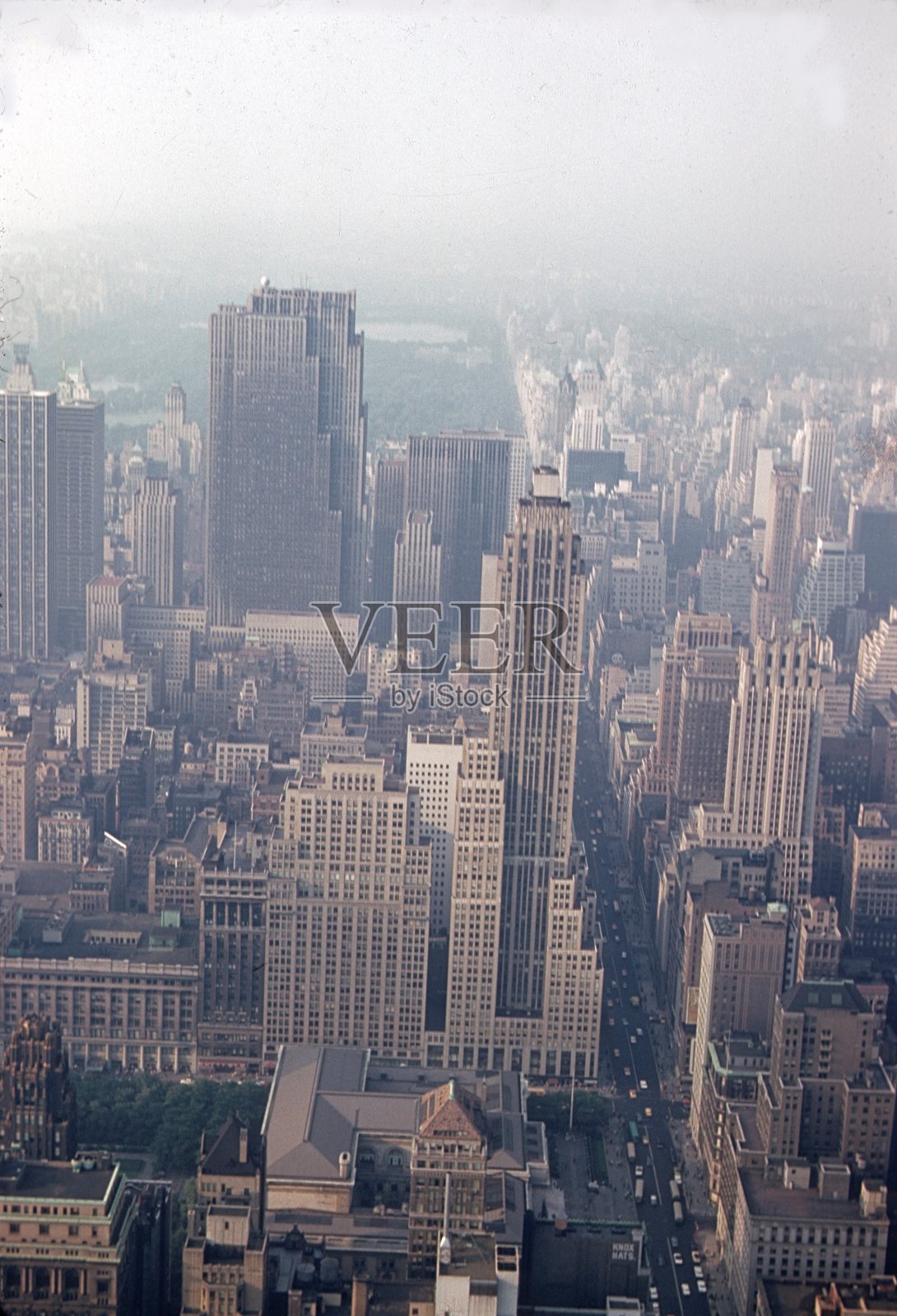 在一个雾蒙蒙的日子里，曼哈顿向北望向中央公园照片摄影图片