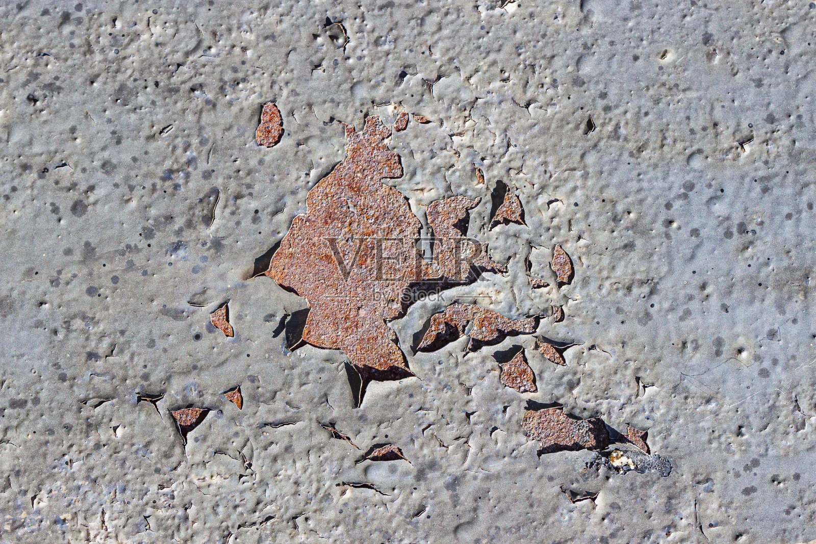 墙壁上生锈的旧金属和剥落的油漆，纹理孔洞照片摄影图片