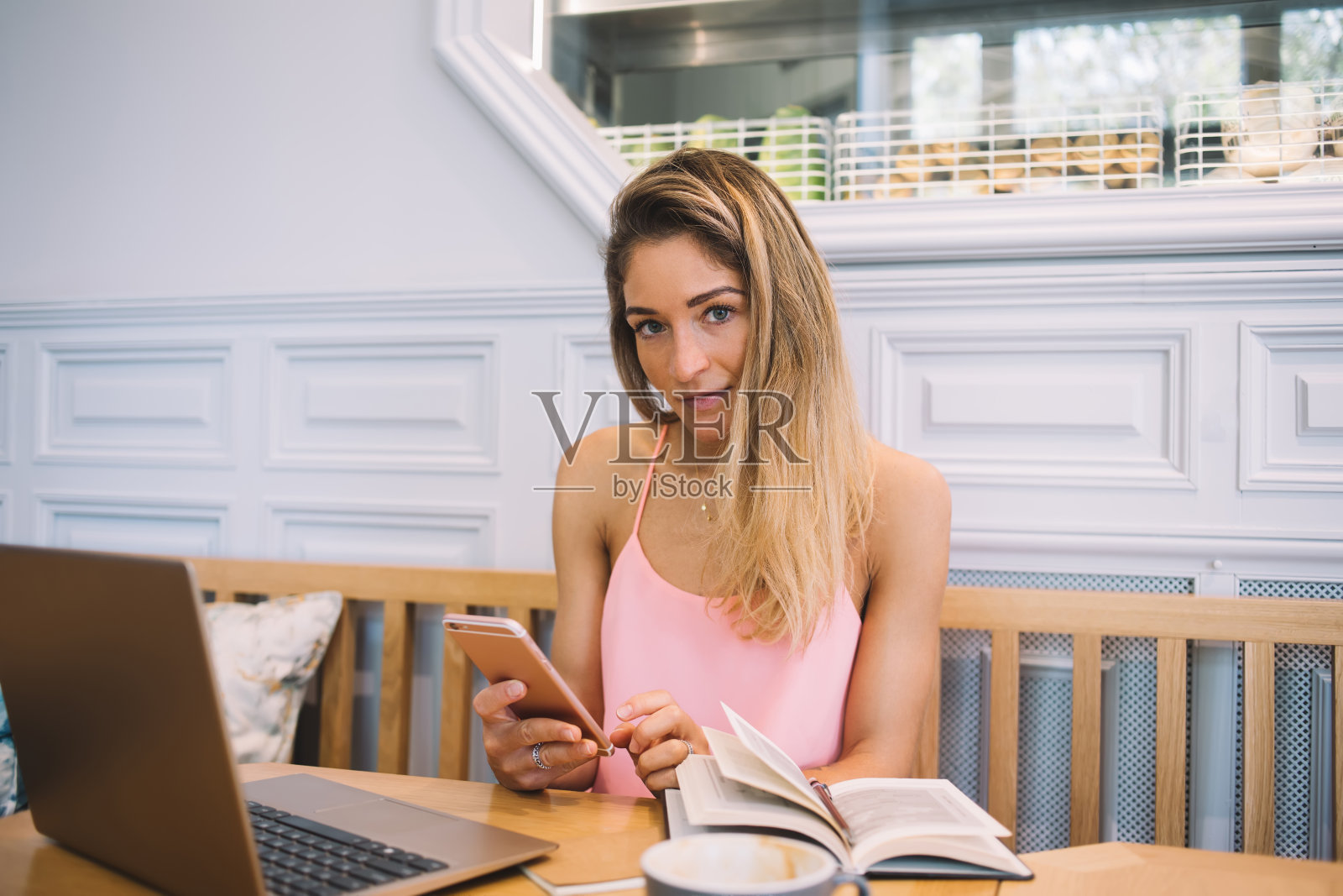 冷静的女人在咖啡馆浏览智能手机照片摄影图片