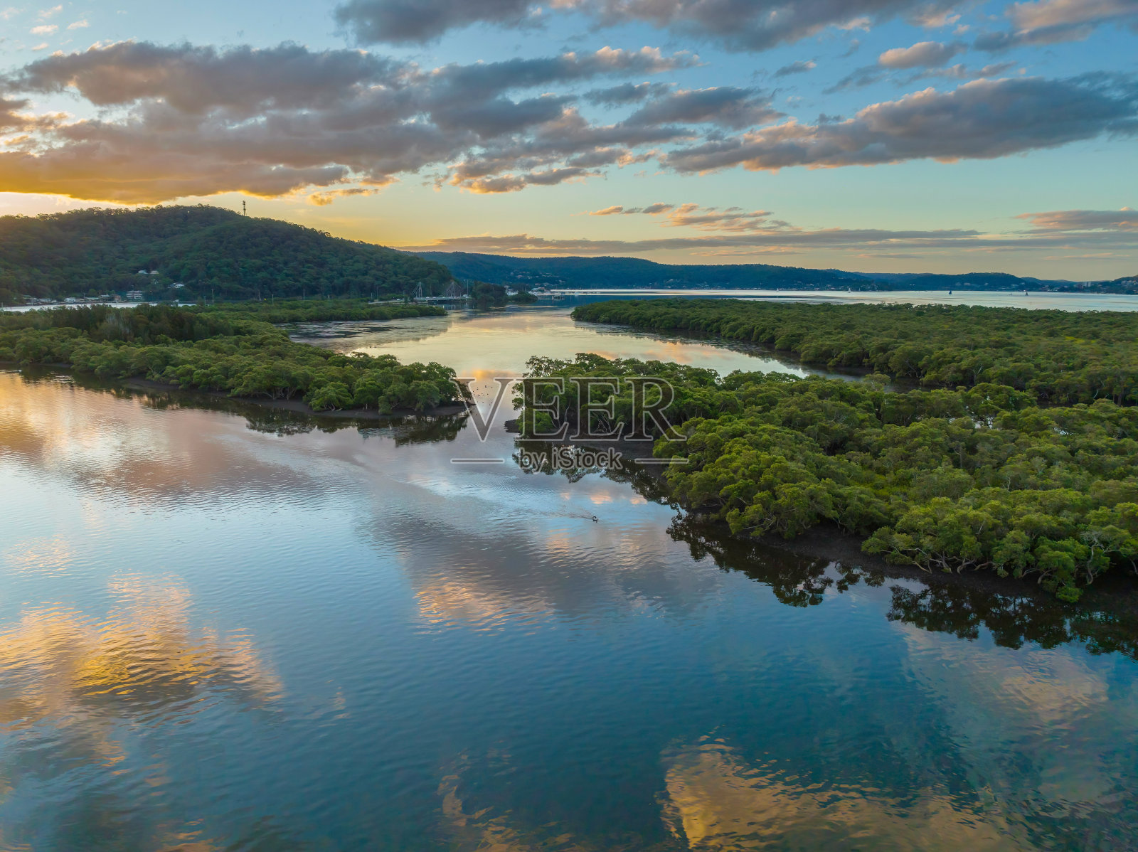 风景优美的日落，水边的云朵照片摄影图片