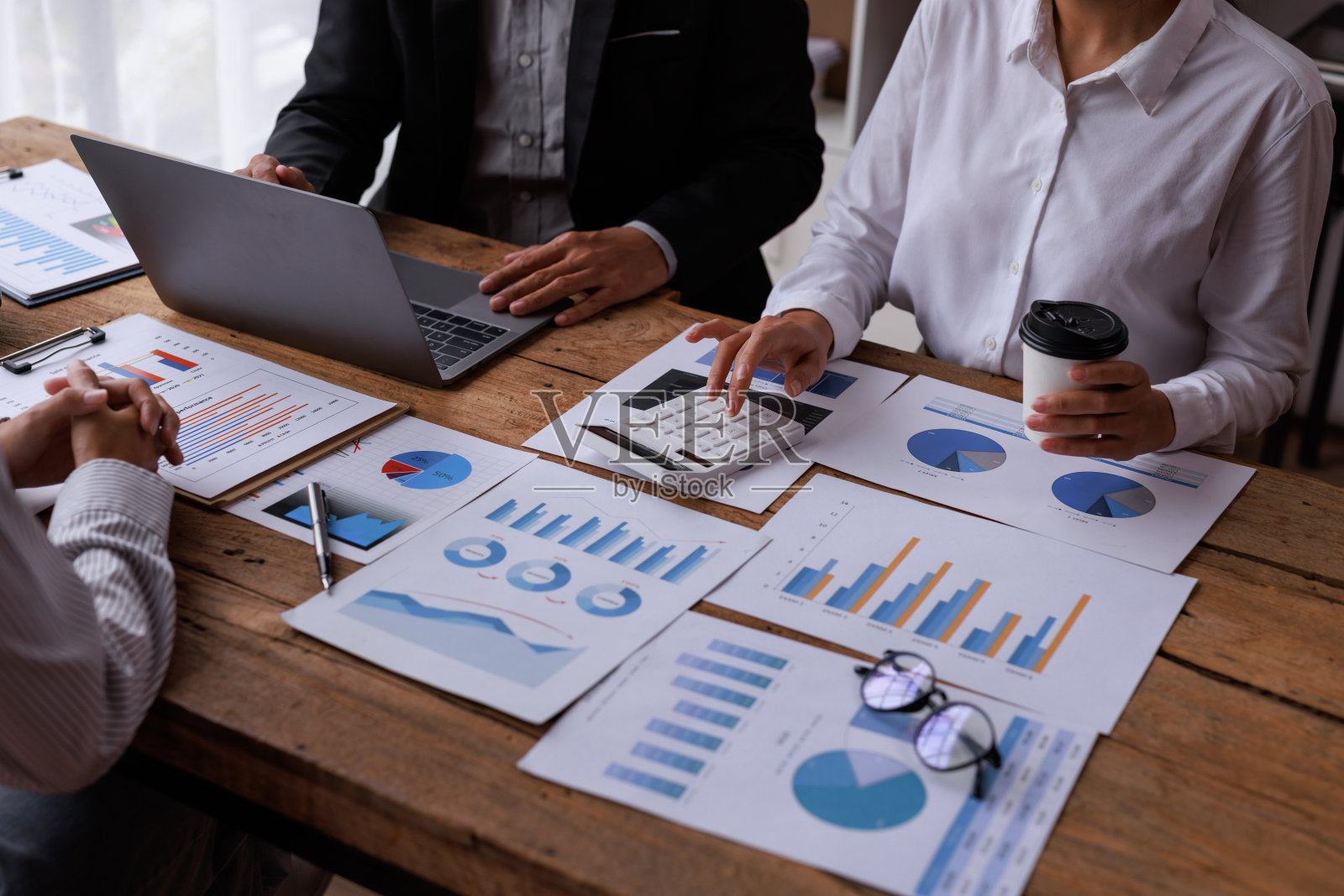 商务团队头脑风暴计划分析财务报告，市场计划研究。文书工作在桌上，笔记本电脑。头脑风暴小组的工作理念。照片摄影图片