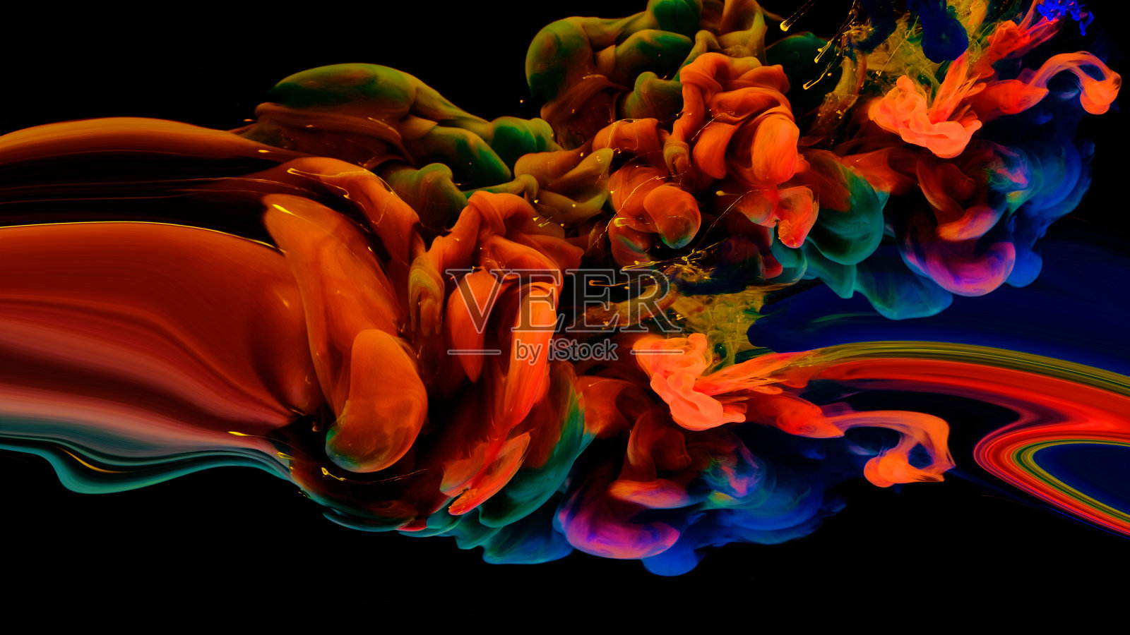 彩色涂料滴在水中，抽象的颜色混合背景，照片摄影图片