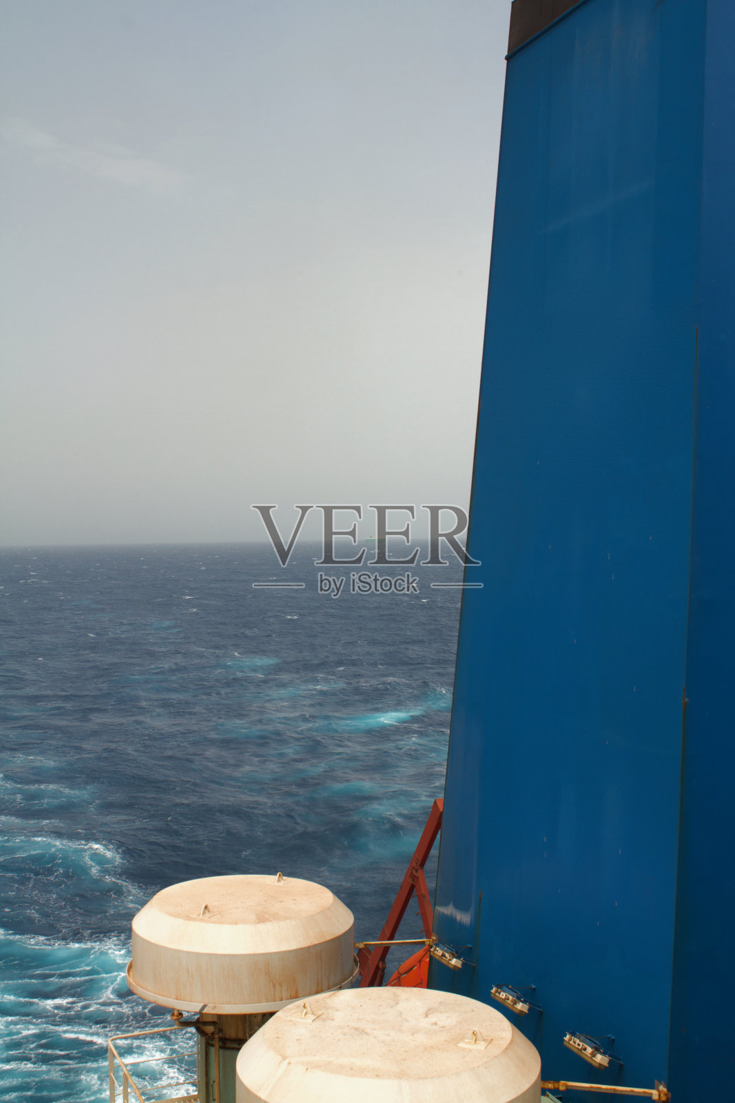 在海上商船的船尾照片摄影图片