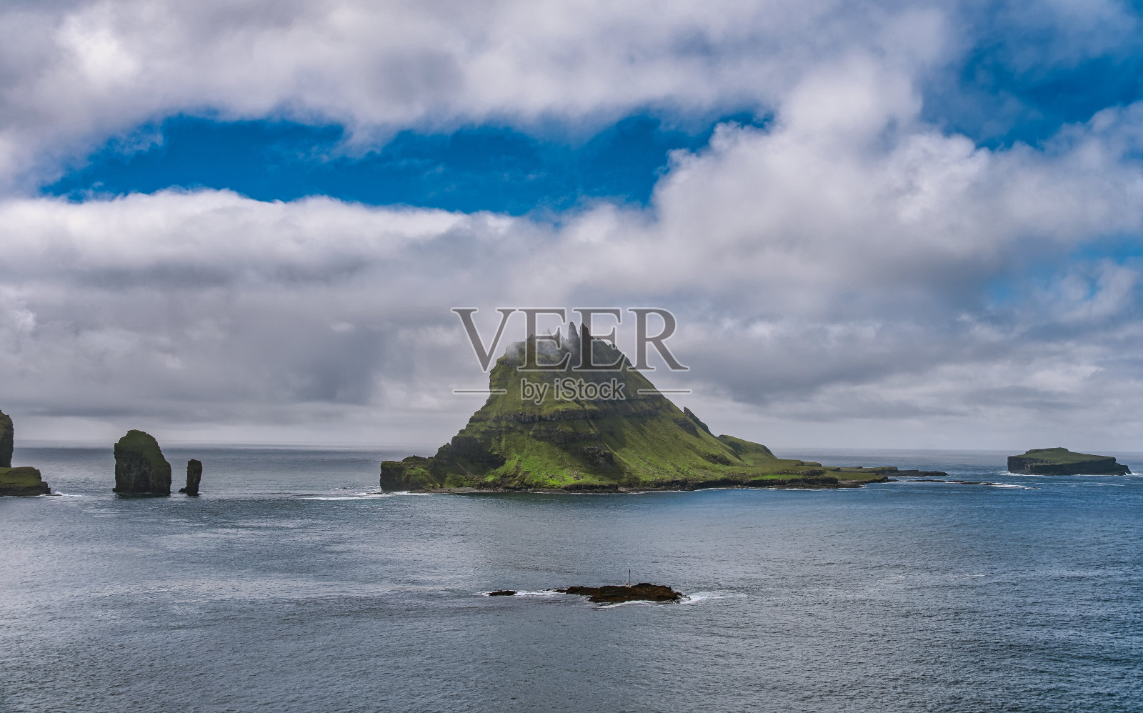 从法罗群岛的Vagar上看到的Tindholmur岛照片摄影图片