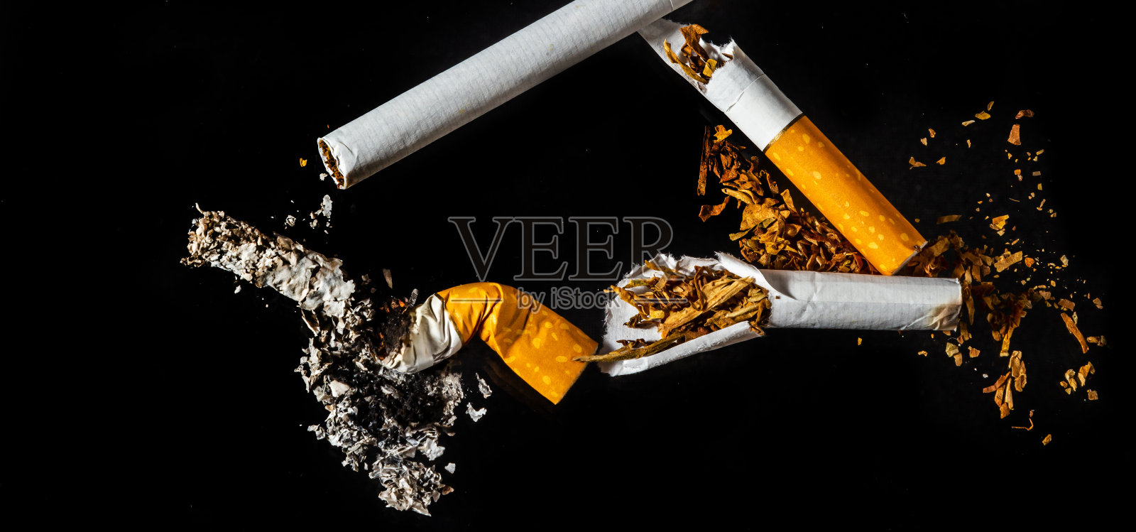 吸烟的特写孤立在黑色背景。禁止吸烟的概念照片摄影图片