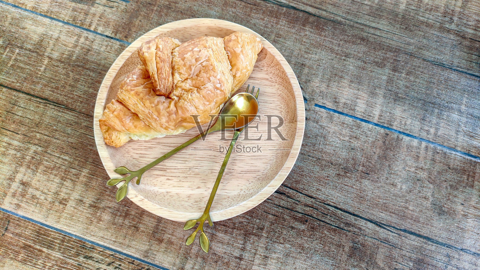 牛角包放在木板上的照片照片摄影图片