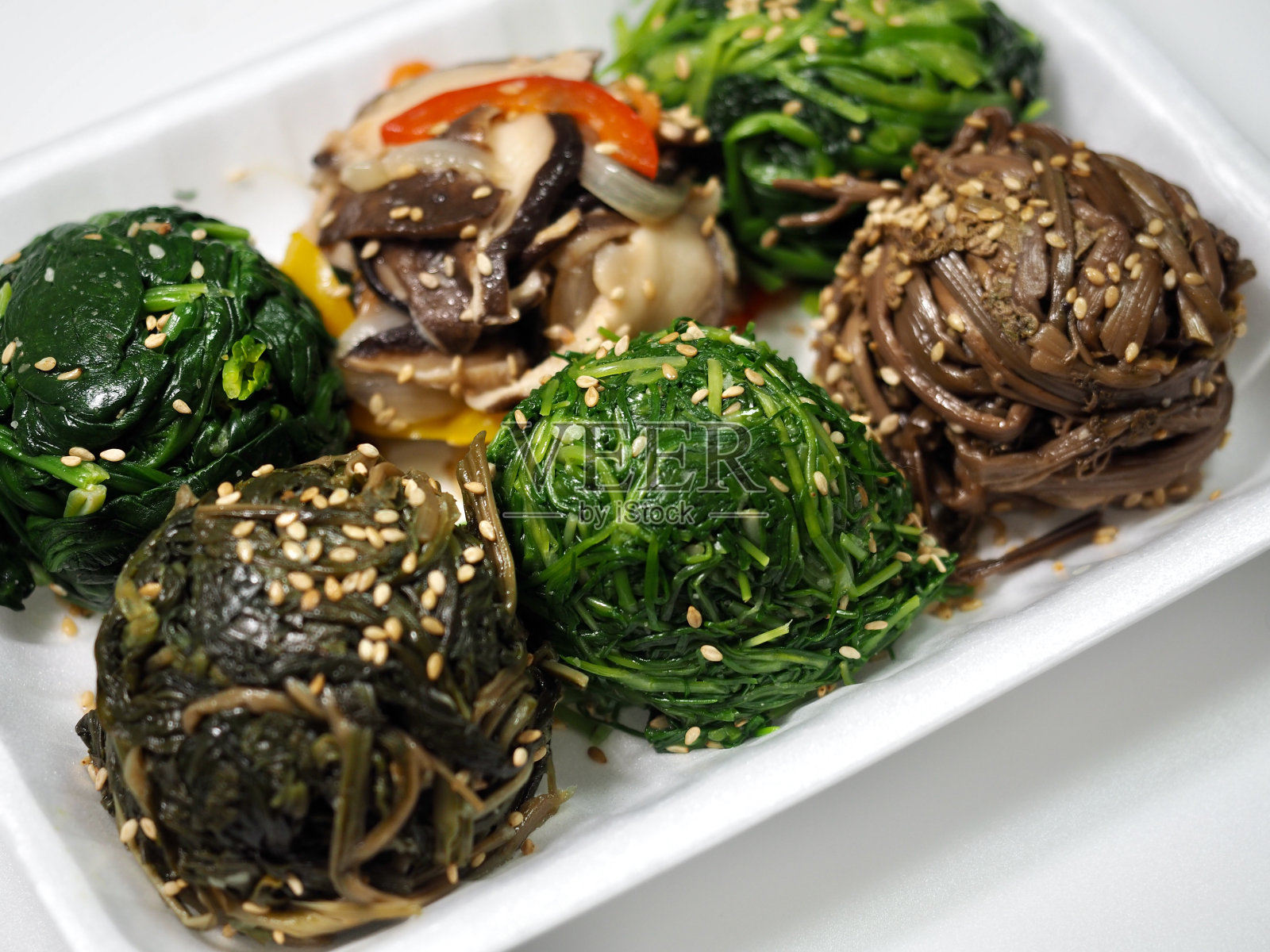 韩国传统食品欧洲蕨，香草，蘑菇，菠菜，配菜照片摄影图片