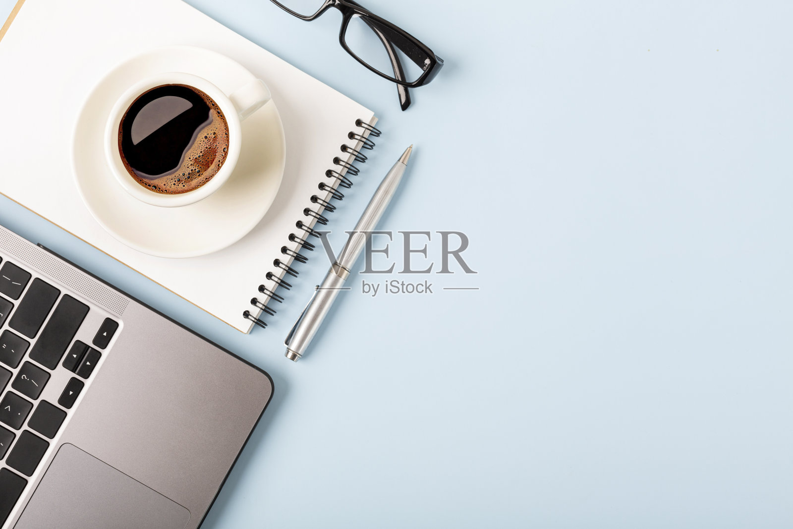 蓝色背景的商务办公桌、办公场所和办公对象。俯视图平铺与复制空间为您的文本照片摄影图片