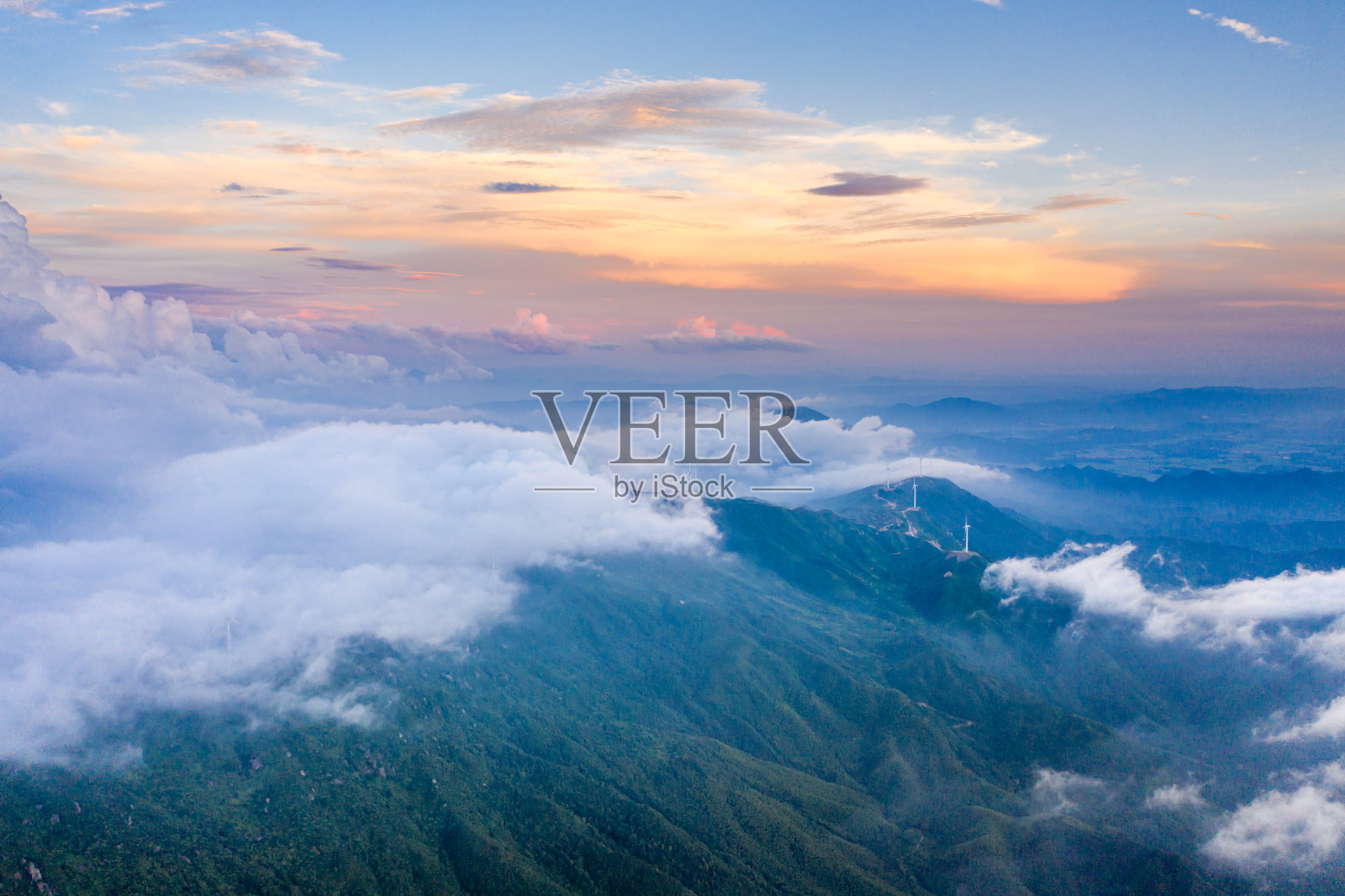 山上有风力涡轮机照片摄影图片