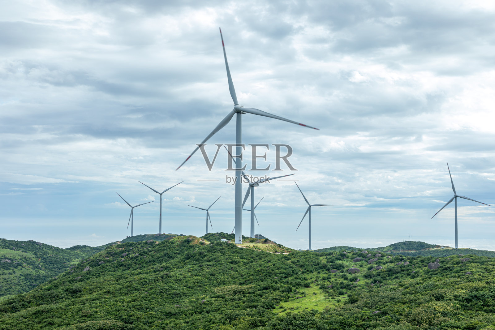 山区有大面积的风力发电照片摄影图片