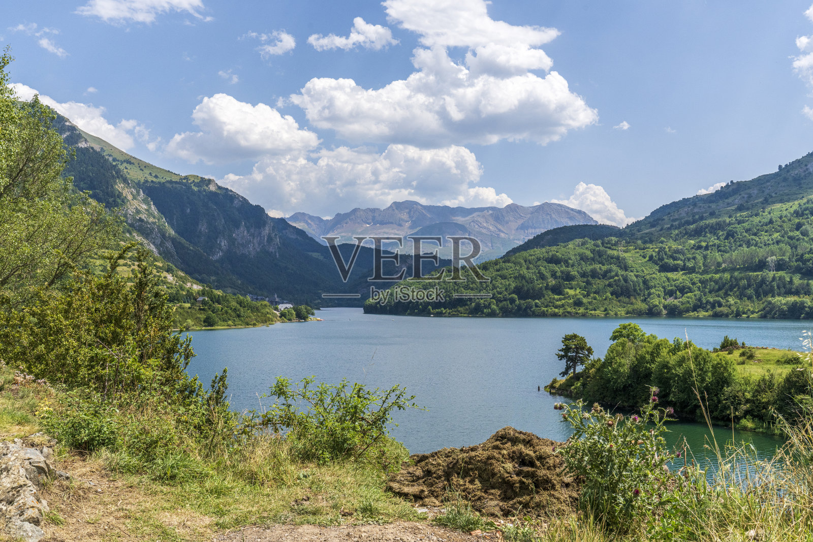 韦斯卡的Lanuza水库和一些白云的观点。照片摄影图片